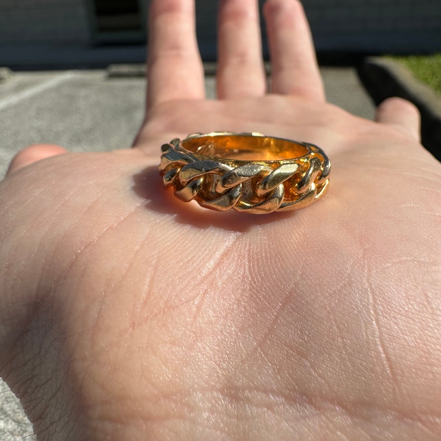 MID-CENTURY SOLID 18K YELLOW GOLD CUBAN CURB LINK BANDED RING (7.5)