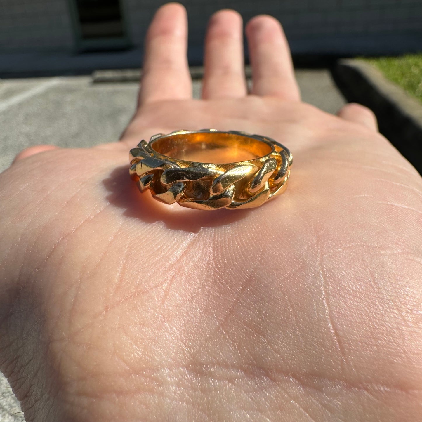 MID-CENTURY SOLID 18K YELLOW GOLD CUBAN CURB LINK BANDED RING (7.5)