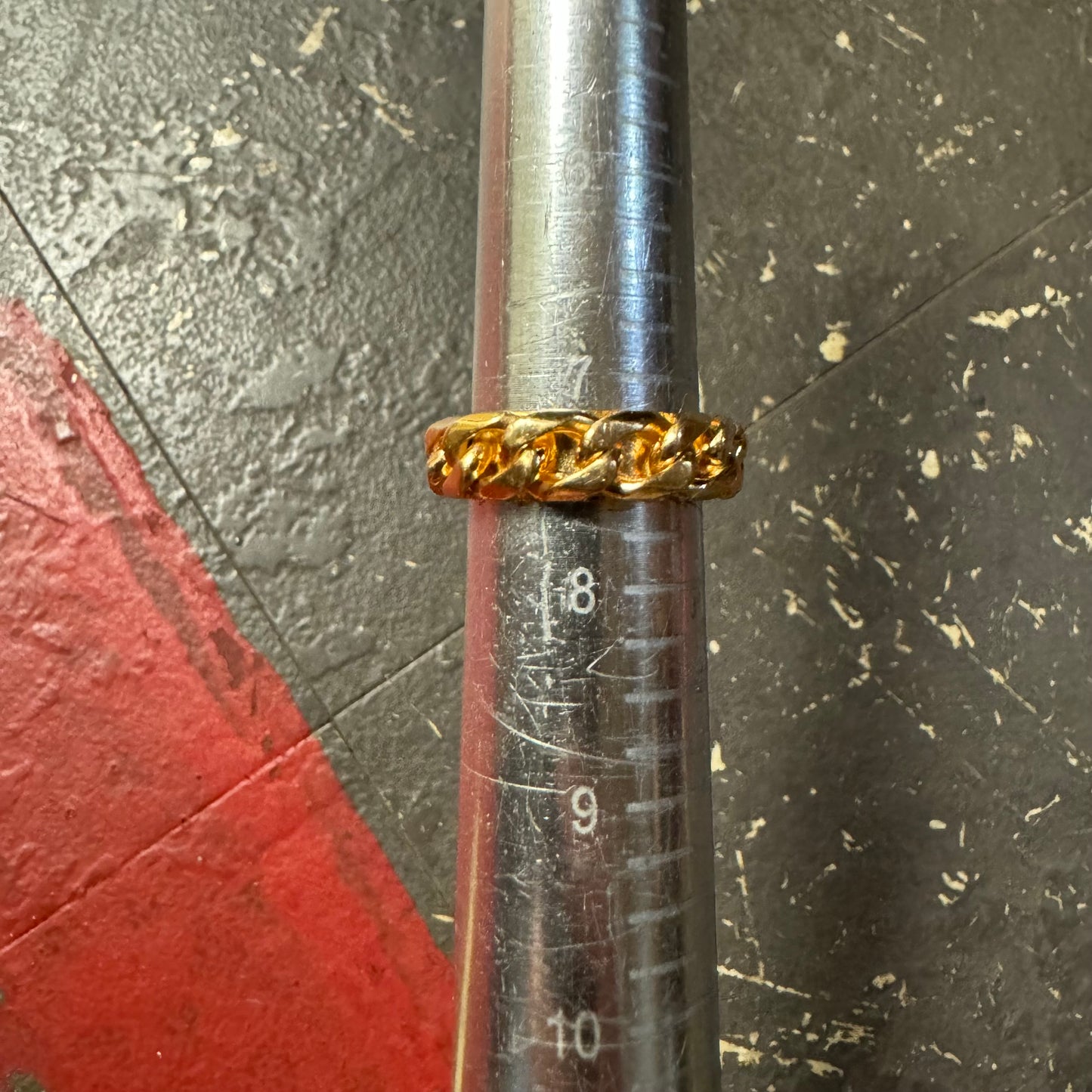 MID-CENTURY SOLID 18K YELLOW GOLD CUBAN CURB LINK BANDED RING (7.5)