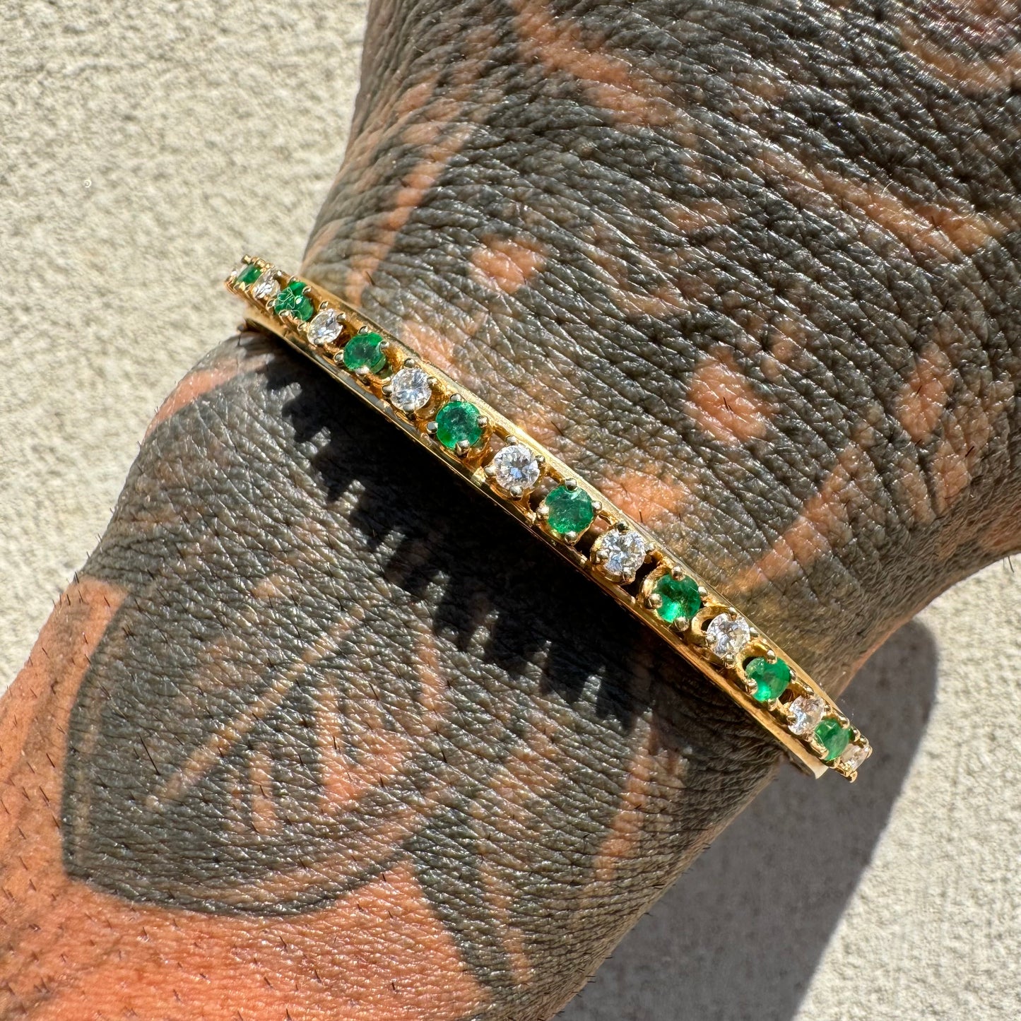 Vintage 14k Yellow Gold 1.3CTW Natural Diamond & Columbian Emerald Hinged Bangle Bracelet (6.5”)