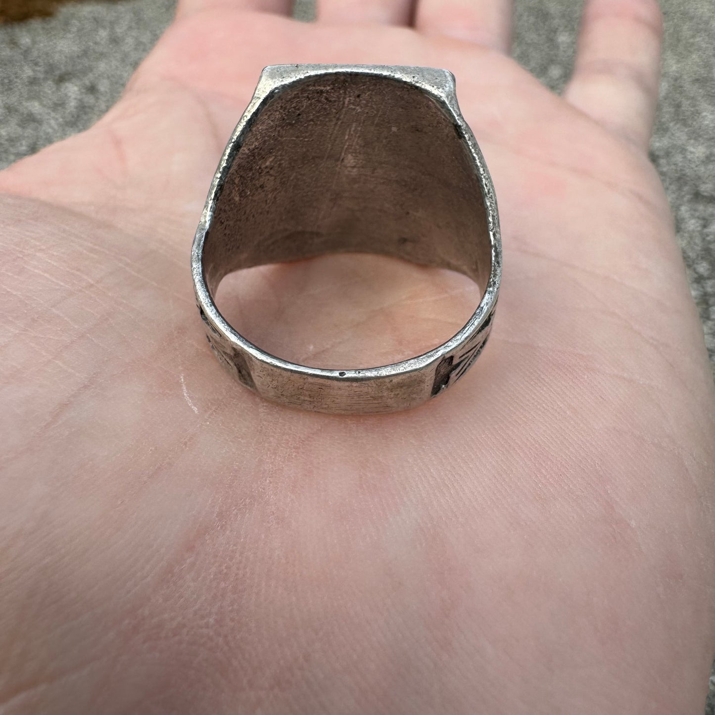 Circa 1970’s Sterling Silver Crushed Turquoise/Mother Of Pearl Inlaid Native Southwestern Thunderbird Ring (12)
