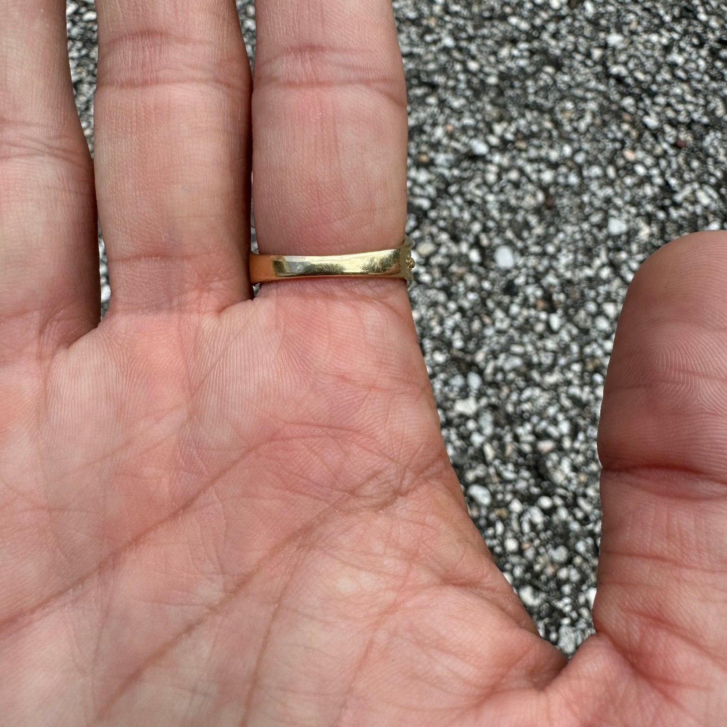1970’s/80’s Solid 14k Gold Natural Diamond Encrusted Good Luck Horseshoe “Gamblers” Ring (9.25)