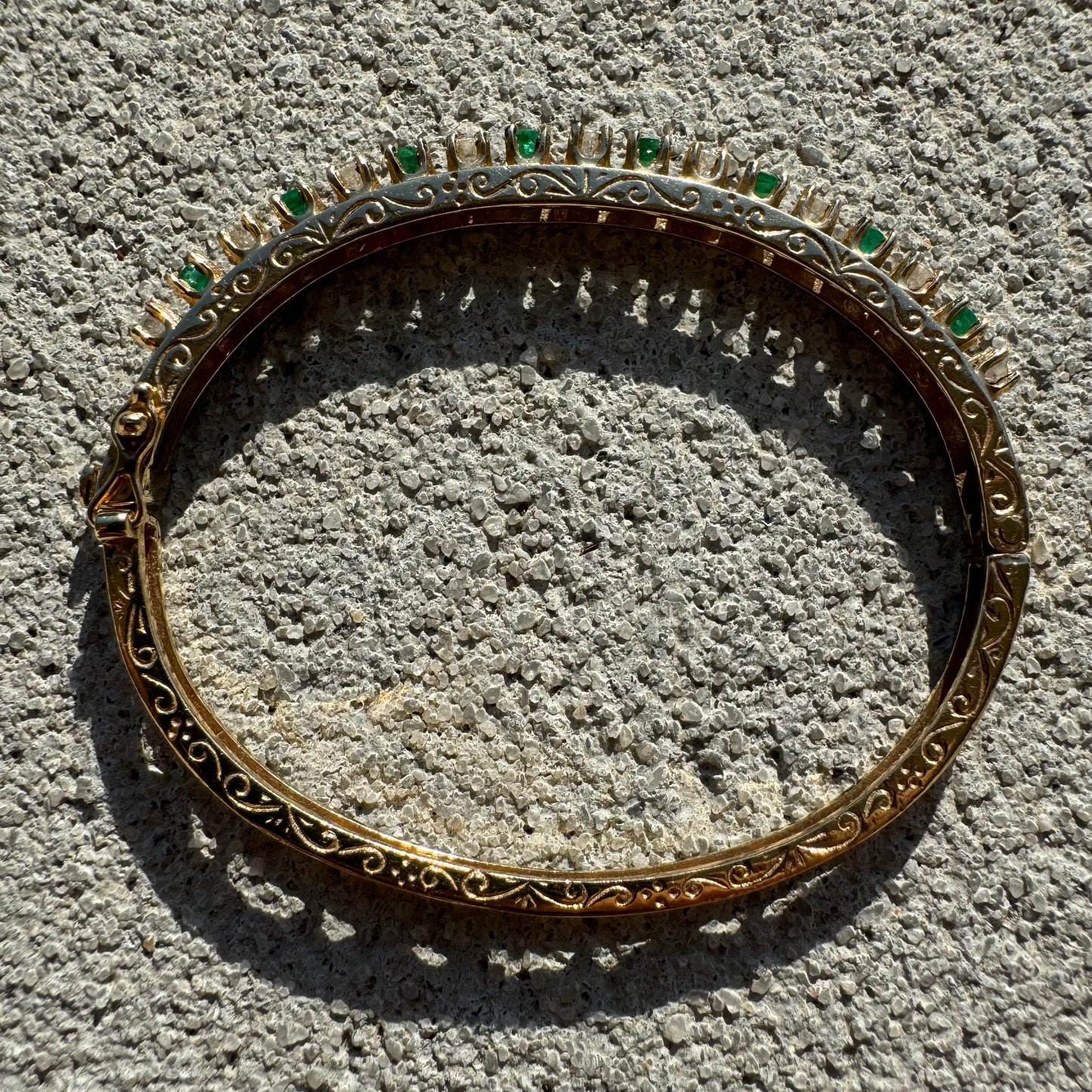 Vintage 14k Yellow Gold 1.3CTW Natural Diamond & Columbian Emerald Hinged Bangle Bracelet (6.5”)