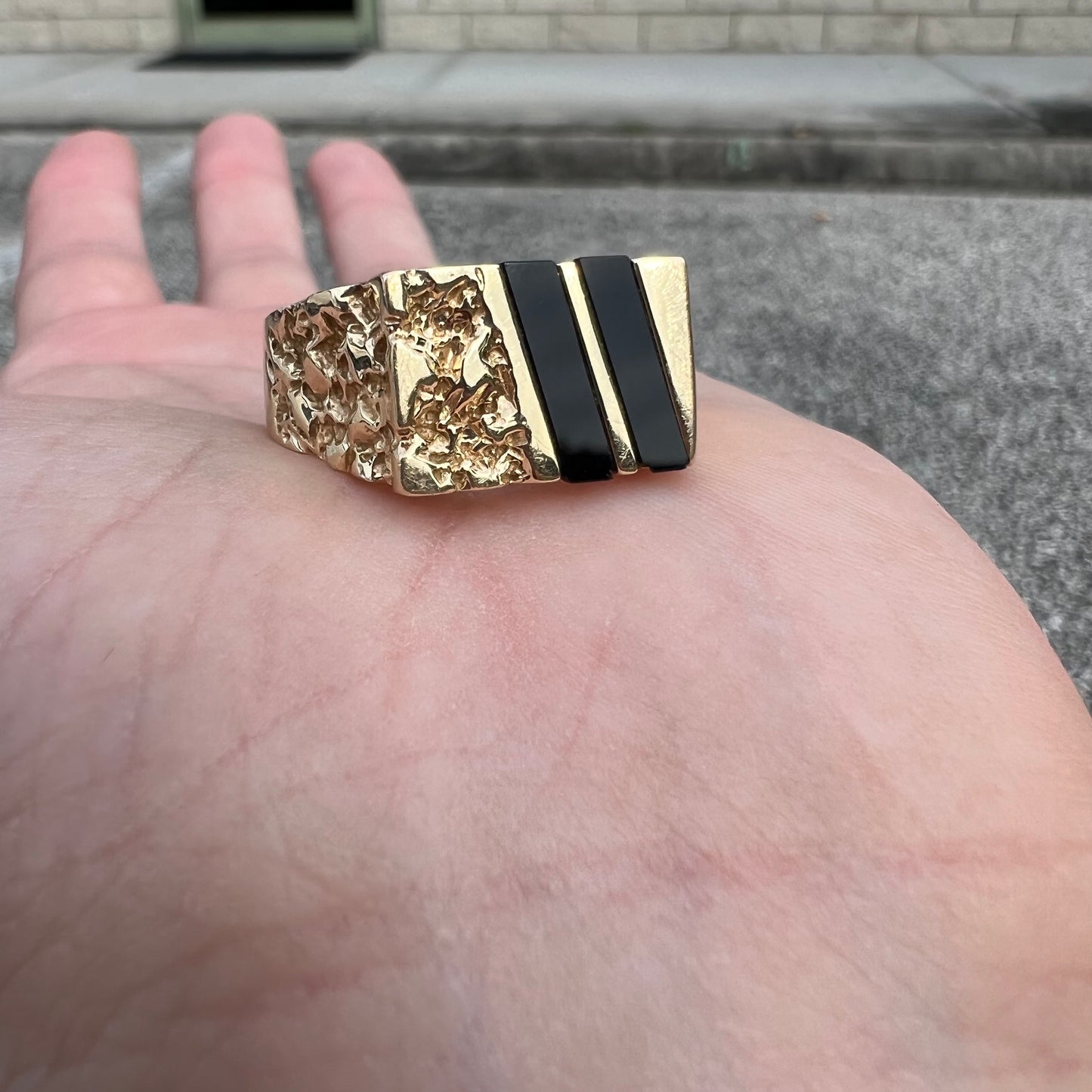 1967 Solid 14k Yellow Gold Old School Black Onyx Inlaid Nugget Style Gents Signet Ring (11)