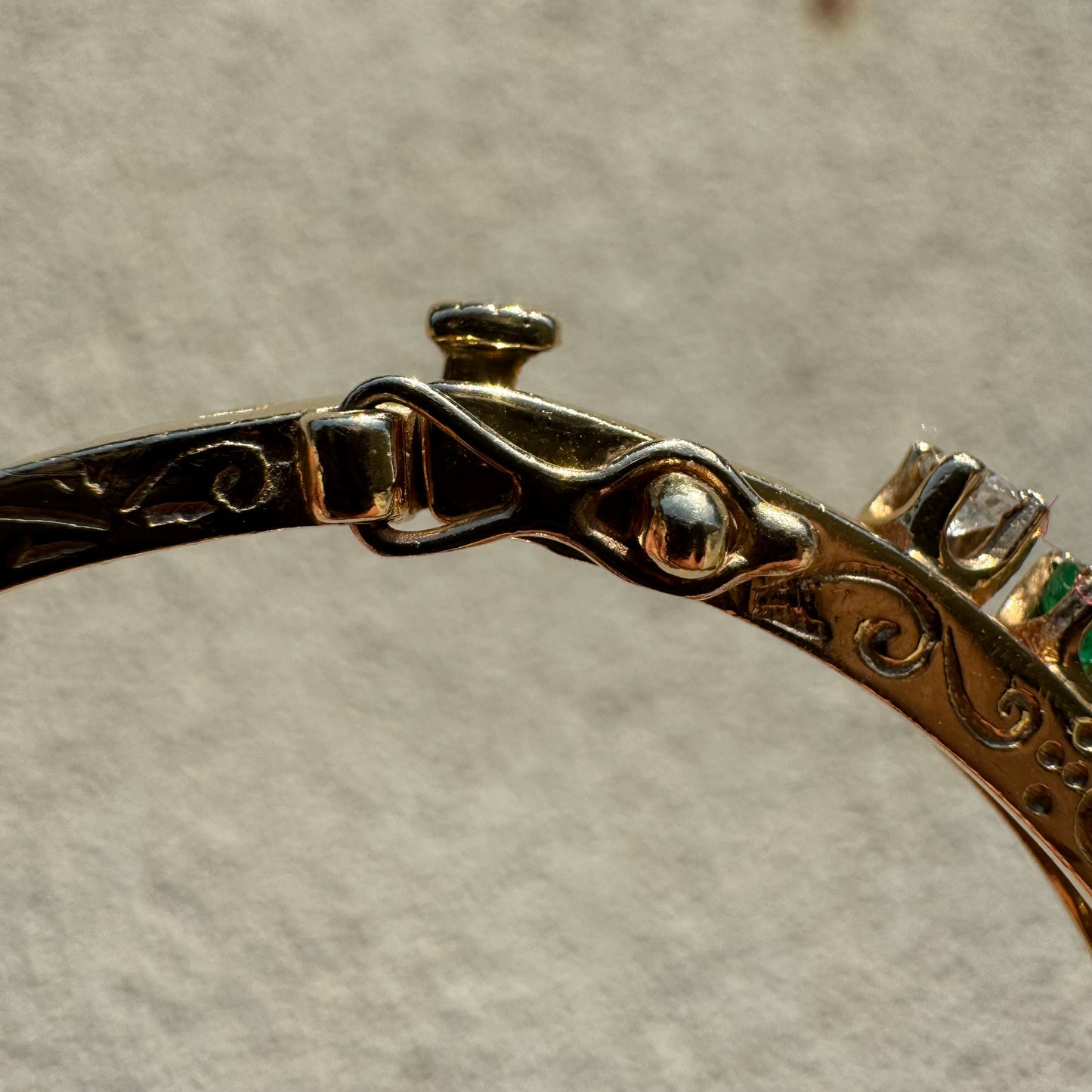 Vintage 14k Yellow Gold 1.3CTW Natural Diamond & Columbian Emerald Hinged Bangle Bracelet (6.5”)