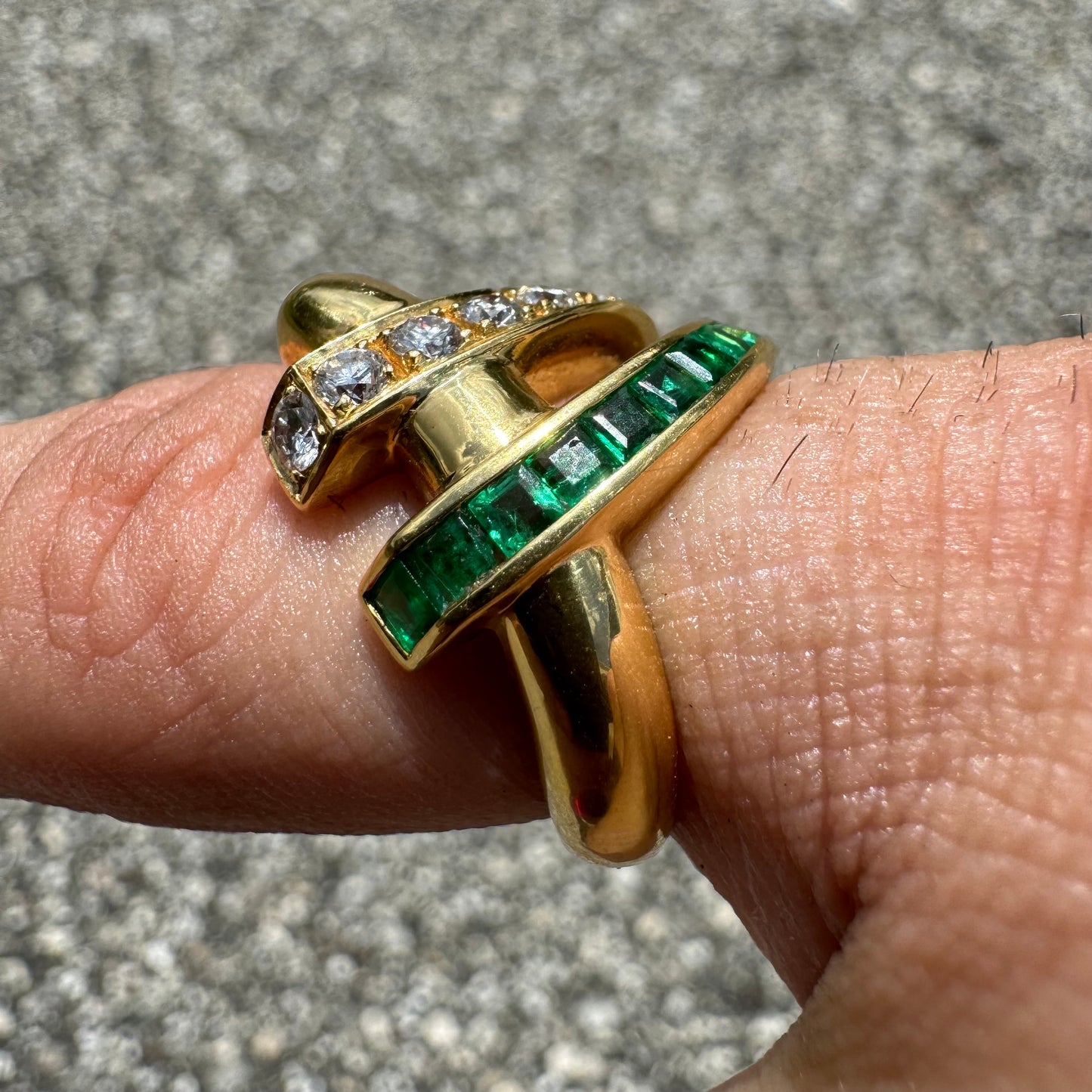 Vintage Custom Made 18K Yellow Gold .50CTW VVS-1 Natural Diamond And .70CTW Columbian Emerald Modernist Ring (5.5)
