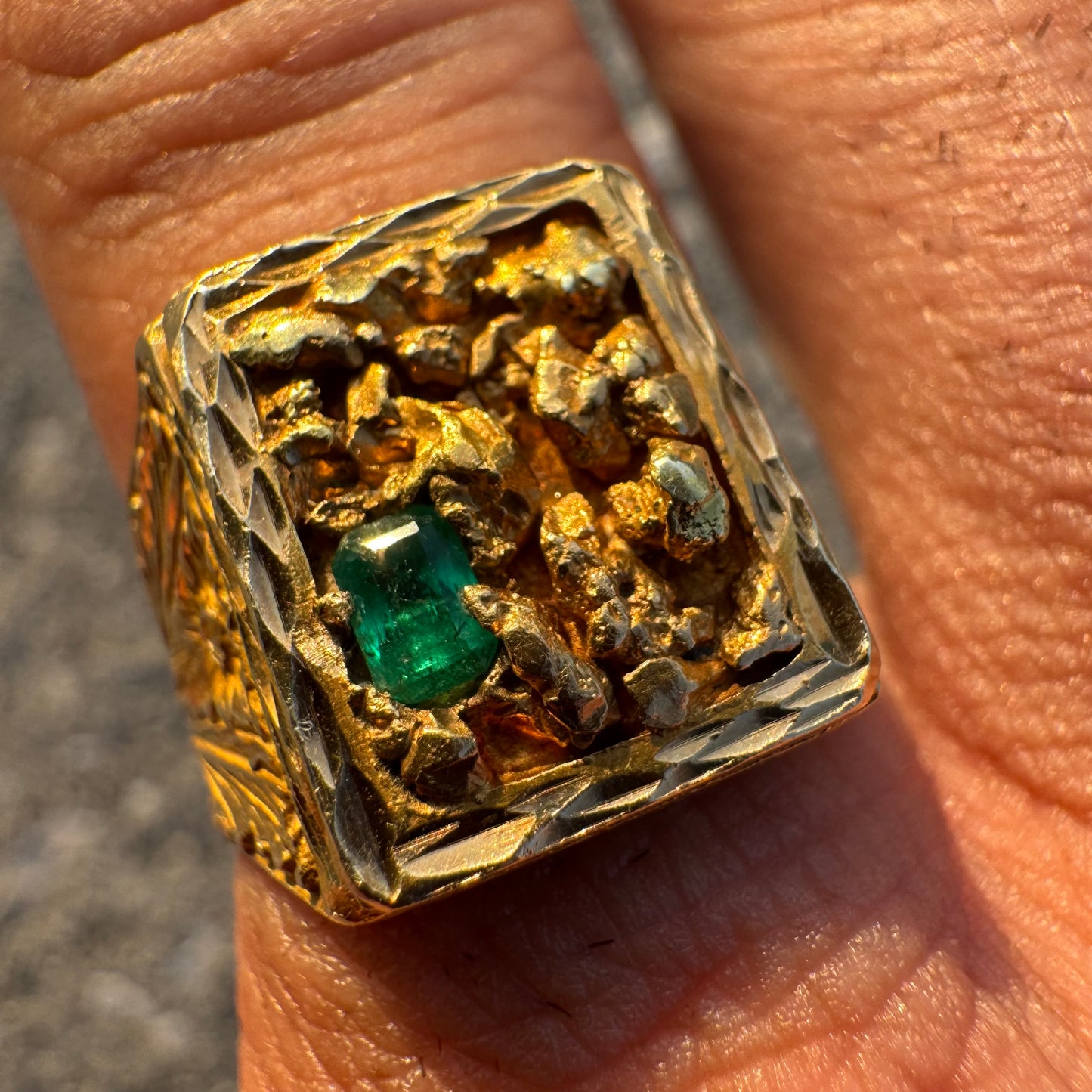 Antique Handcrafted Solid 18k Yellow Gold Columbian Emerald Raw Natural Gold Nugget Signet Ring (9)