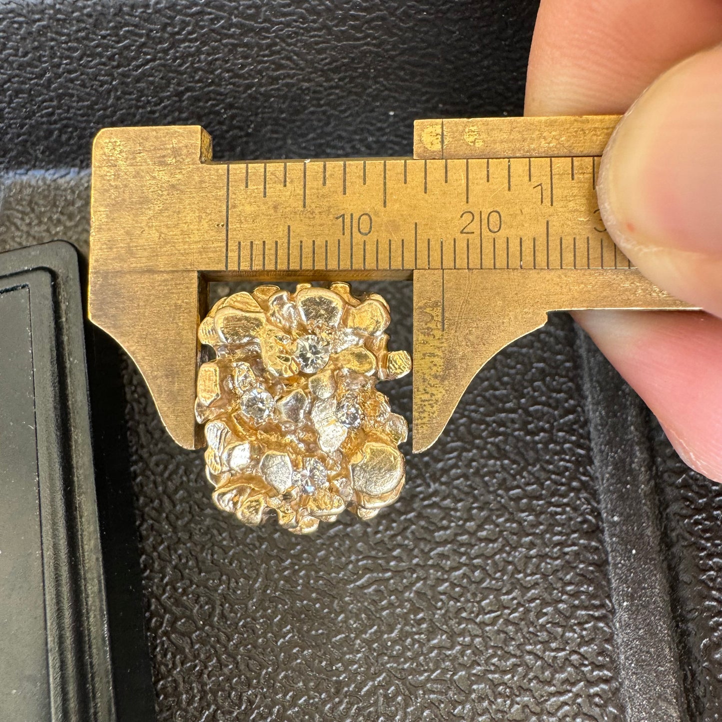 1980’s Solid 14k Yellow Gold Heavyweight .35ctw Diamond Encrusted Nugget Ring (8.5)