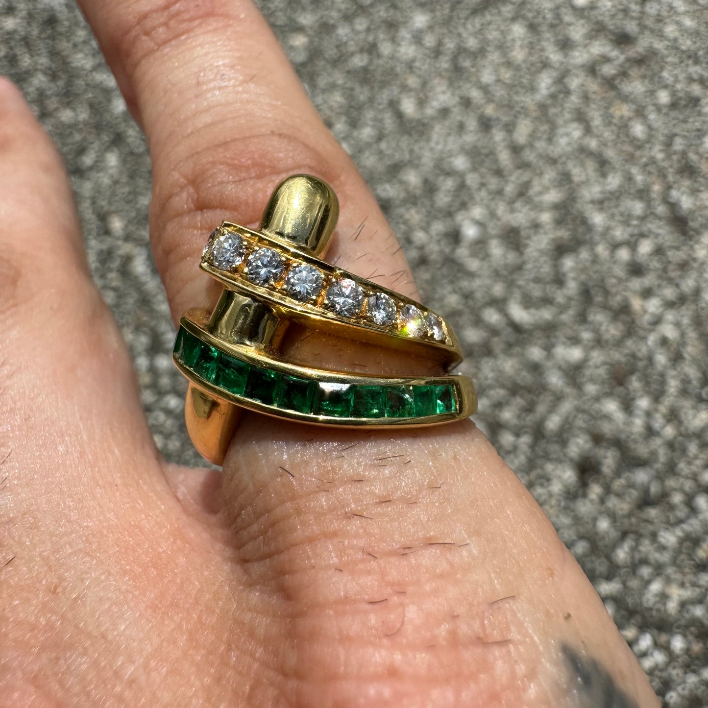 Vintage Custom Made 18K Yellow Gold .50CTW VVS-1 Natural Diamond And .70CTW Columbian Emerald Modernist Ring (5.5)