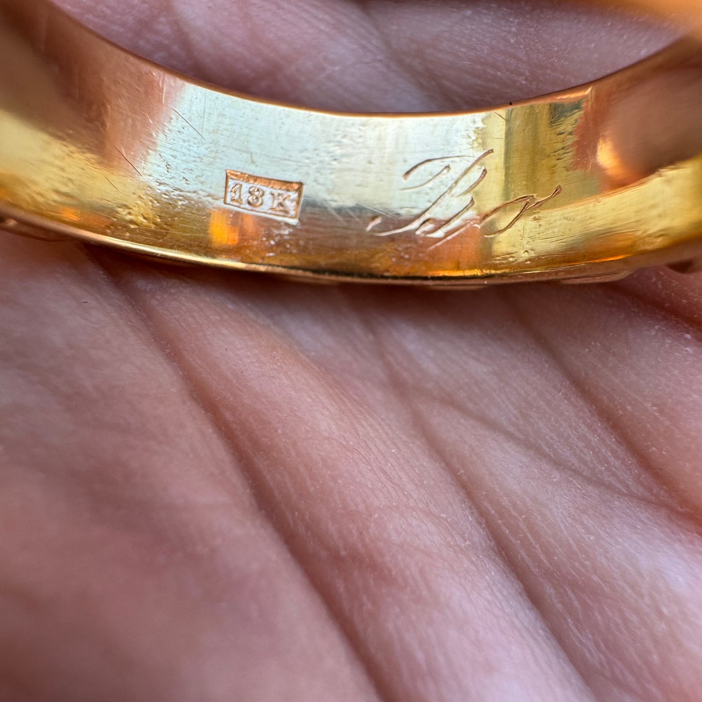 MID-CENTURY SOLID 18K YELLOW GOLD CUBAN CURB LINK BANDED RING (7.5)