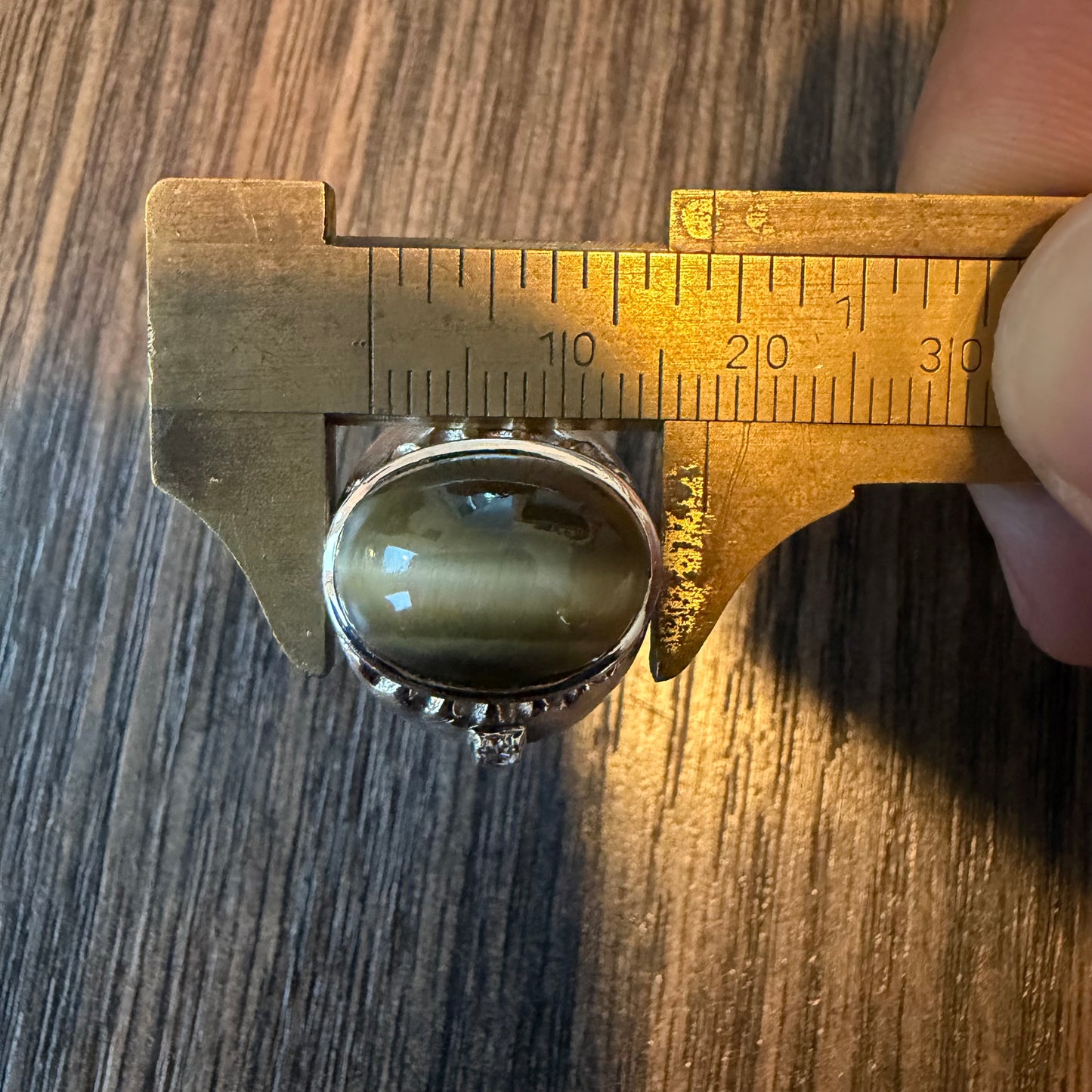 Mid-Century Solid 14k White Gold 7.25ctw Natural Chrysoberyl Cats Eye And Diamond Gents Ring (8.5)