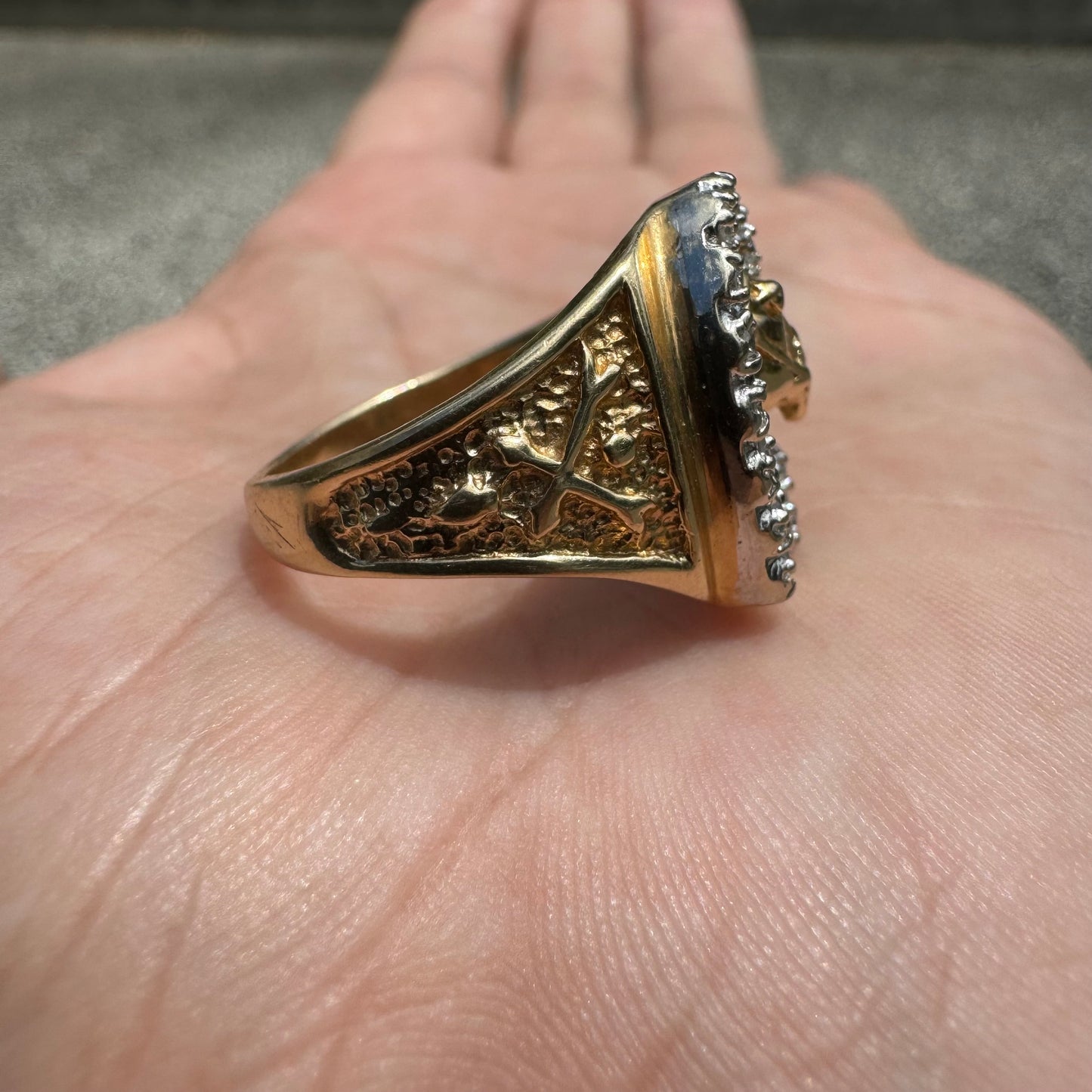 1970’s/80’s Solid 14k Gold Natural Diamond Encrusted Good Luck Horseshoe “Gamblers” Ring (9.25)