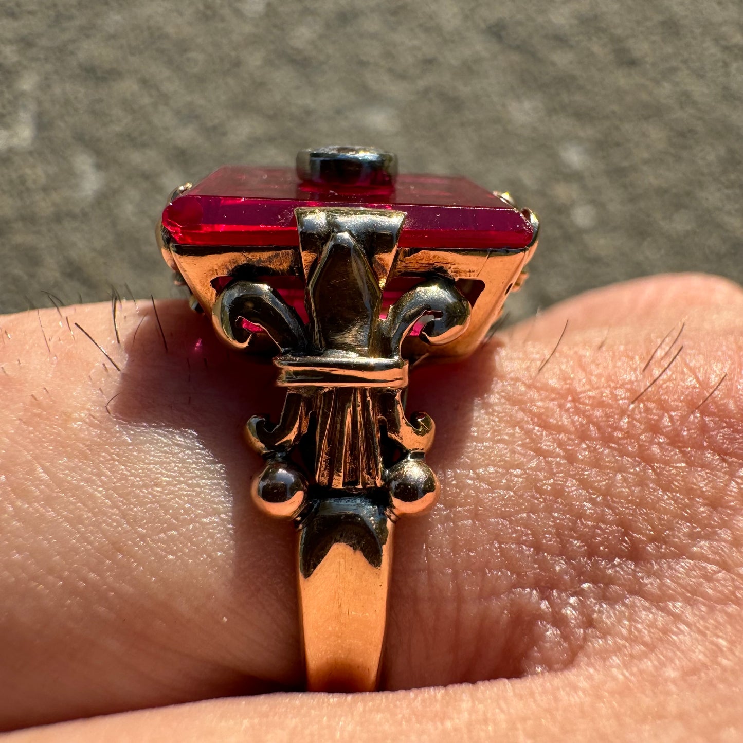 Mid-Century 18k Yellow Gold .20Ct Natural Diamond Red Spinel Fleur De Lis Ring (7.5)