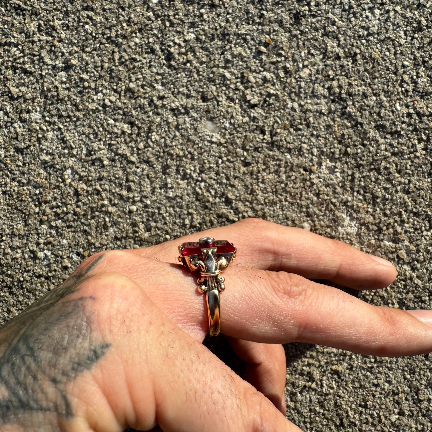 Mid-Century 18k Yellow Gold .20Ct Natural Diamond Red Spinel Fleur De Lis Ring (7.5)