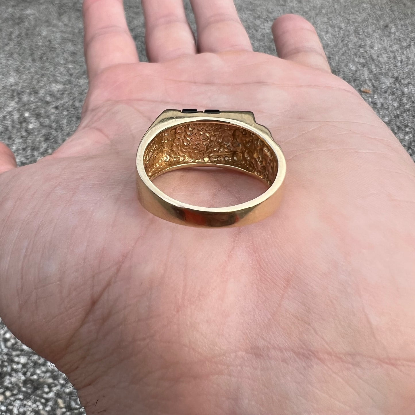 1967 Solid 14k Yellow Gold Old School Black Onyx Inlaid Nugget Style Gents Signet Ring (11)