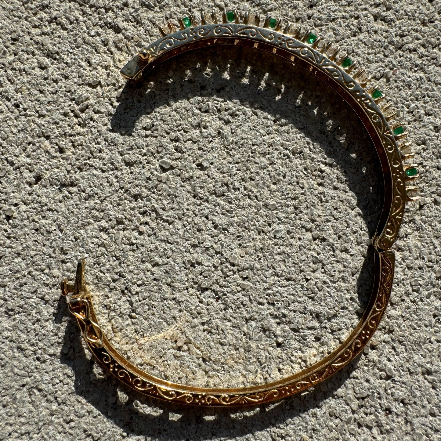 Vintage 14k Yellow Gold 1.3CTW Natural Diamond & Columbian Emerald Hinged Bangle Bracelet (6.5”)