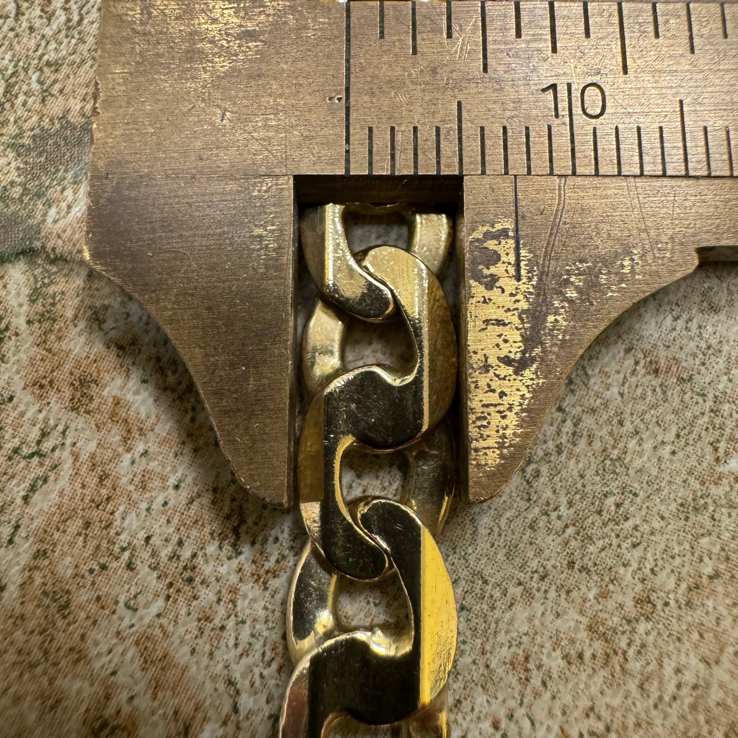 1980’s Solid 14k Yellow Italian Gold Knife Edged Figure 8 Cuban Curb Link Necklace (21”)