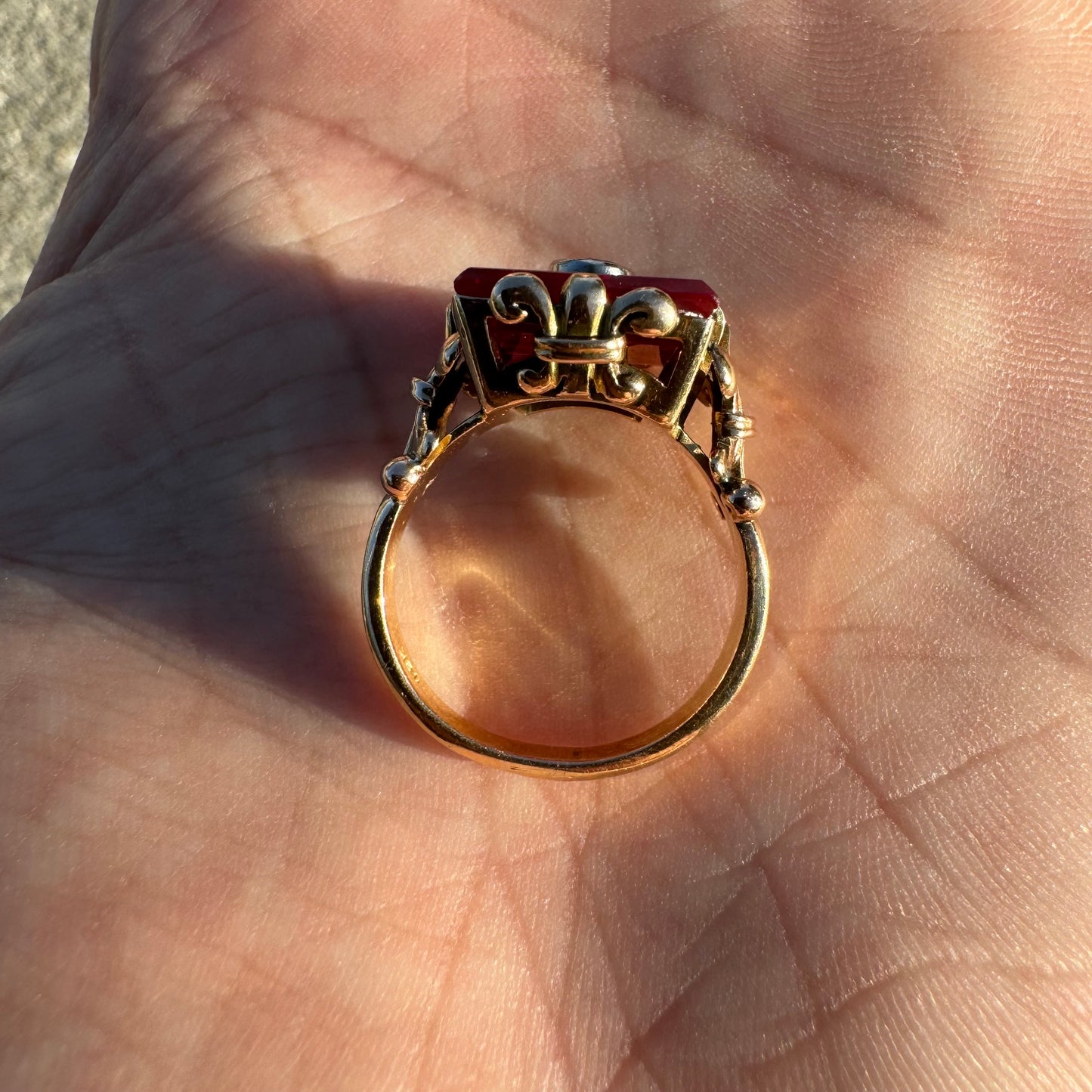 Mid-Century 18k Yellow Gold .20Ct Natural Diamond Red Spinel Fleur De Lis Ring (7.5)