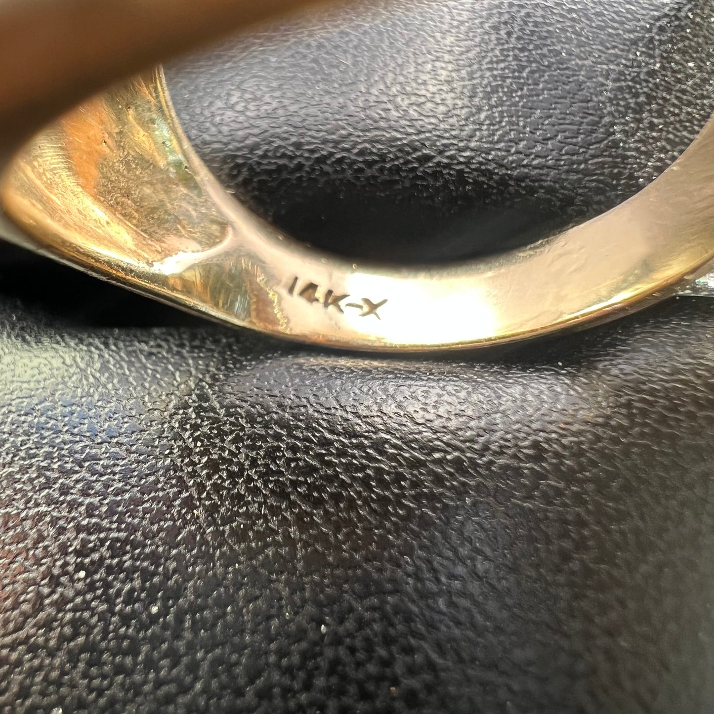 1970’s 14k Yellow Gold Large Back Onyx Oval Signet Ring (Size:10)