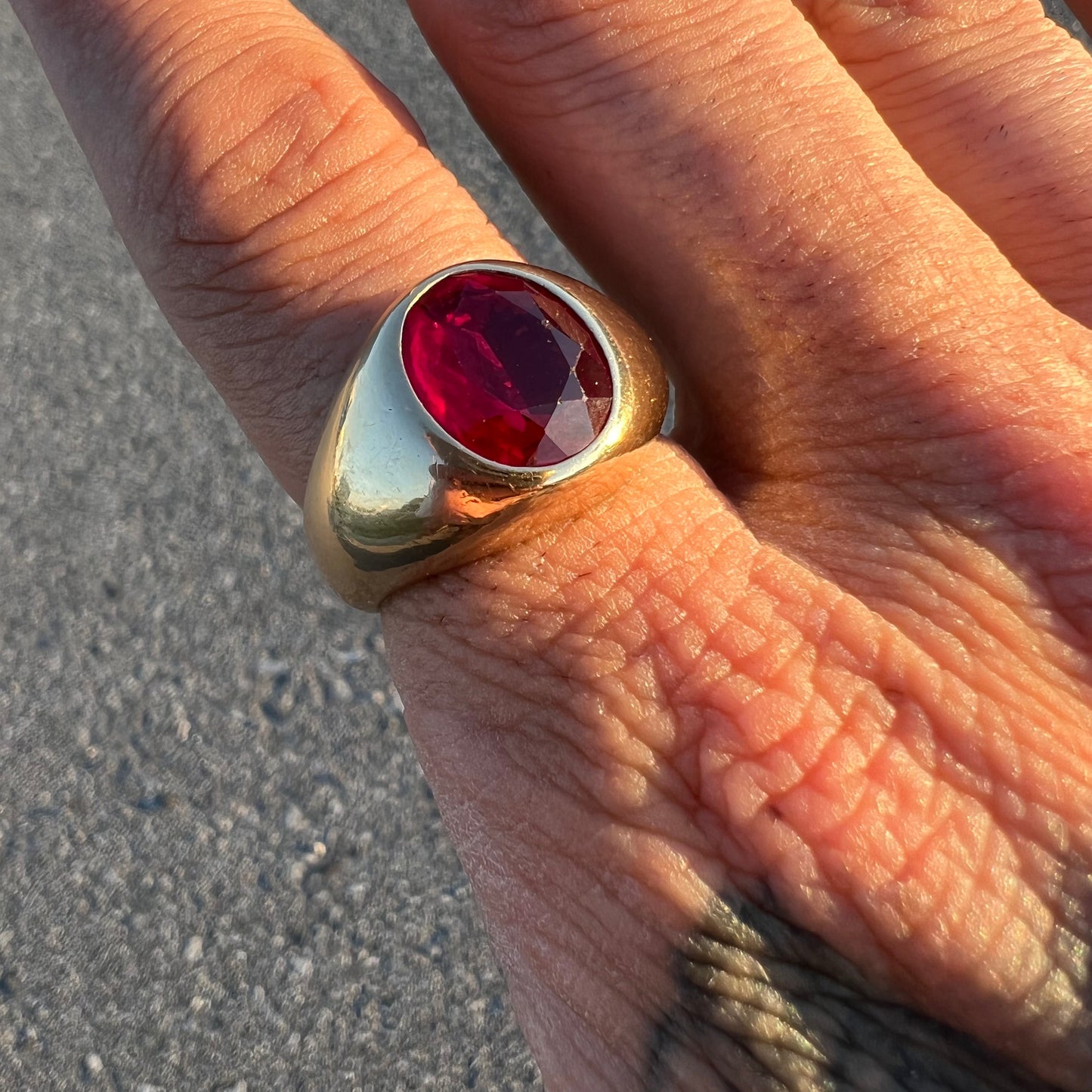Mid Century 10k Red Spinel Comfort Fit Ring