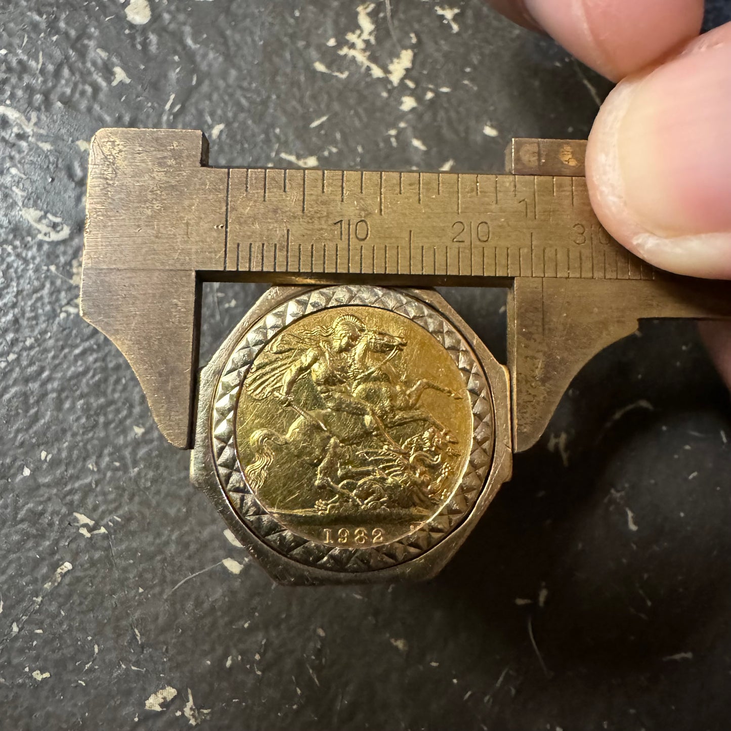 1982 22k Elizabeth 2/St. George British 1 Sovereign Coin Ring (10)