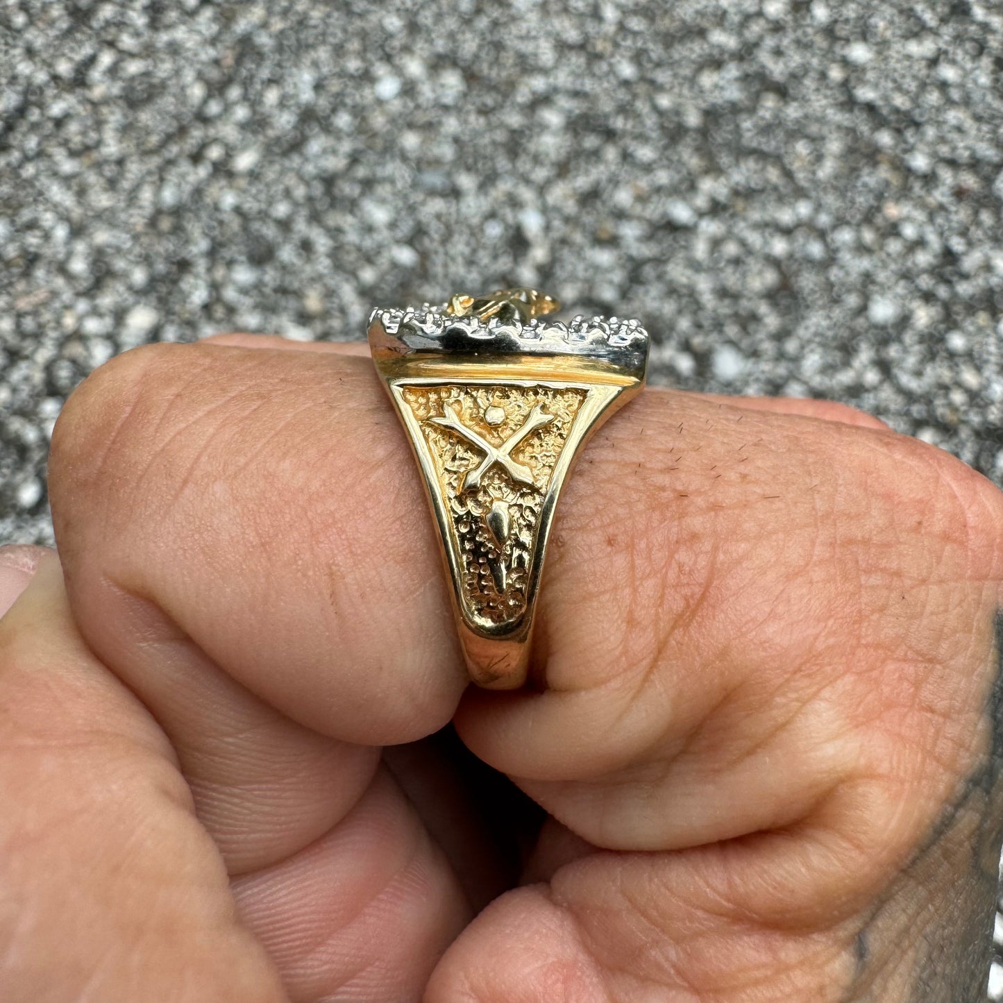 1970’s/80’s Solid 14k Gold Natural Diamond Encrusted Good Luck Horseshoe “Gamblers” Ring (9.25)