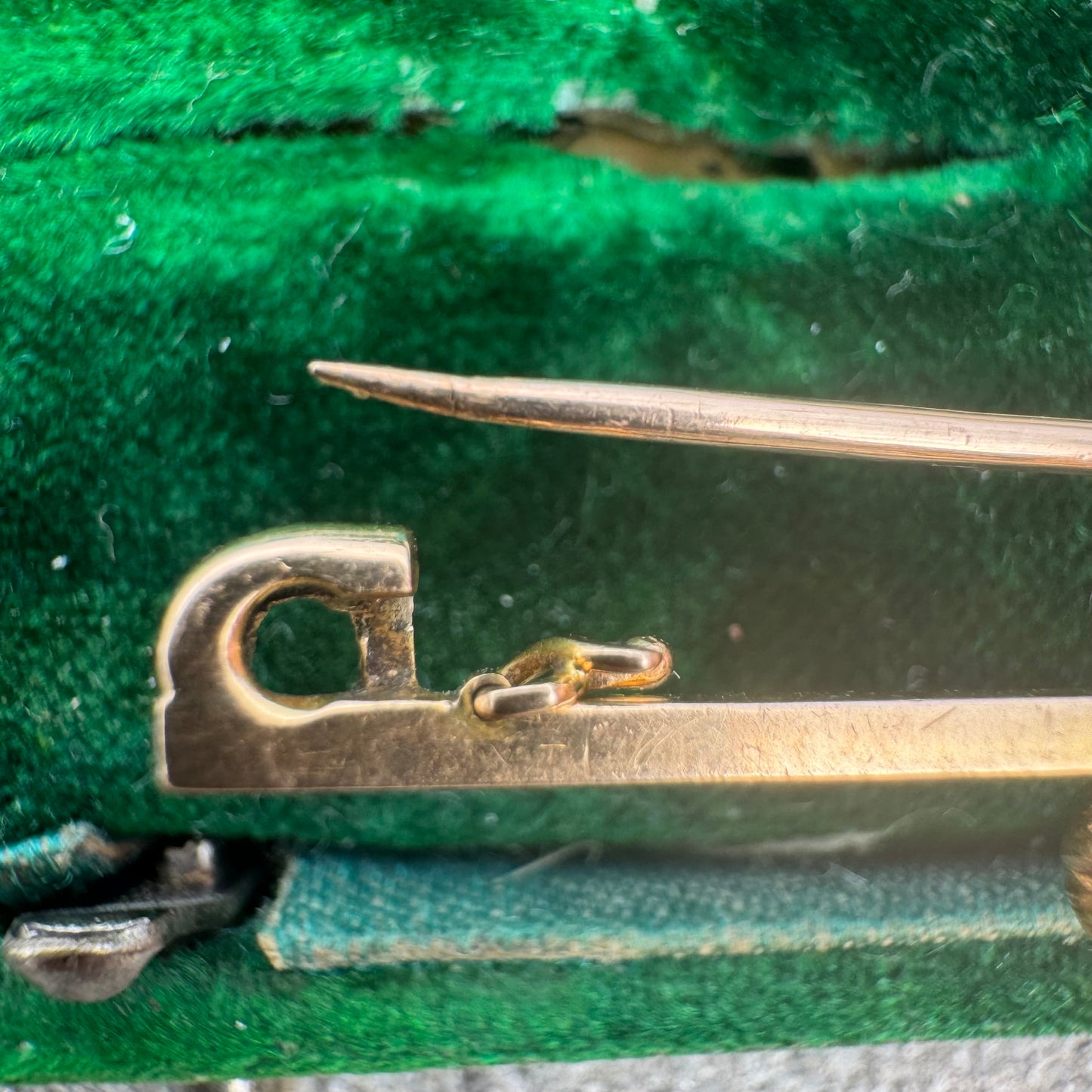 Victorian 15ct Solid Yellow Gold English Bulldog Brooch