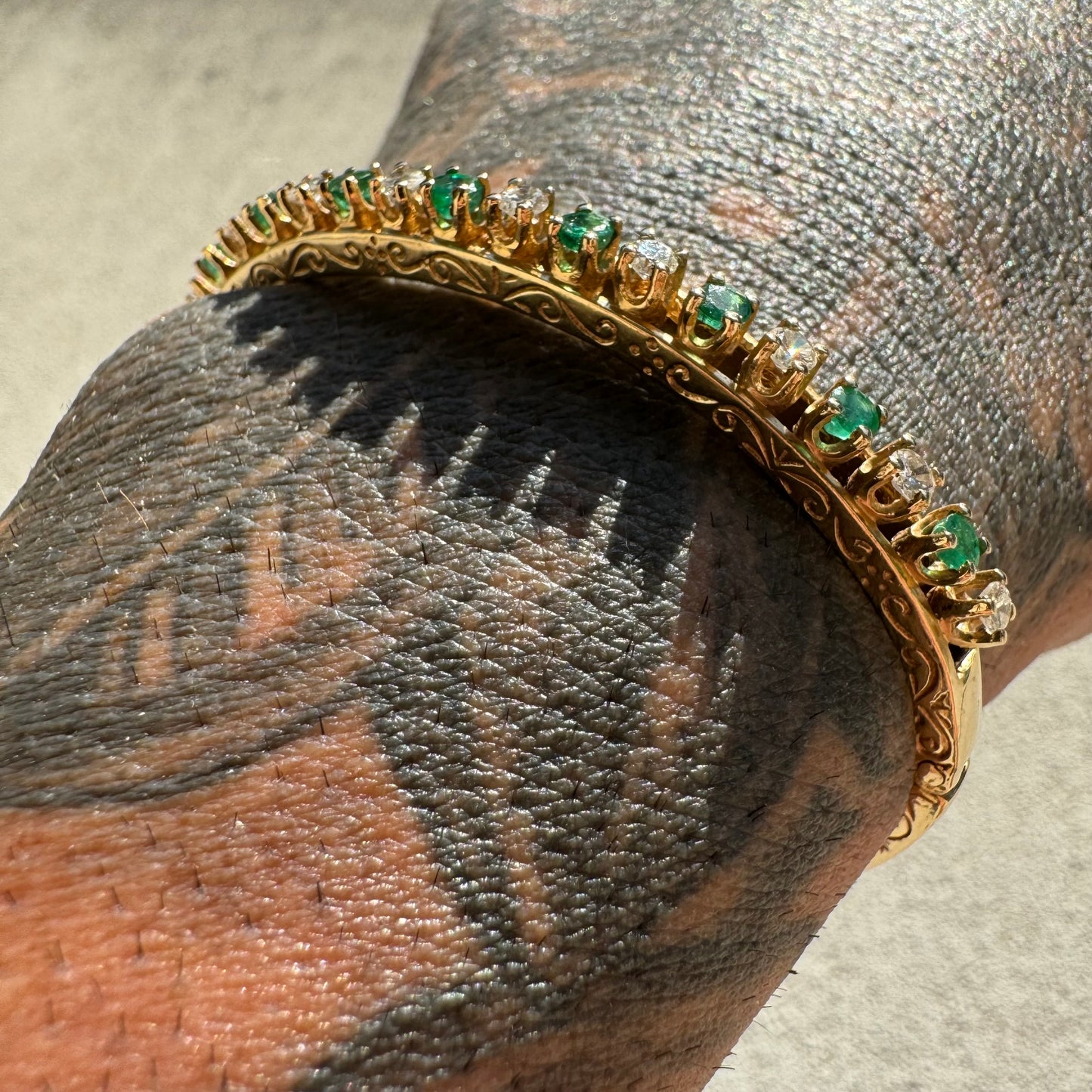 Vintage 14k Yellow Gold 1.3CTW Natural Diamond & Columbian Emerald Hinged Bangle Bracelet (6.5”)