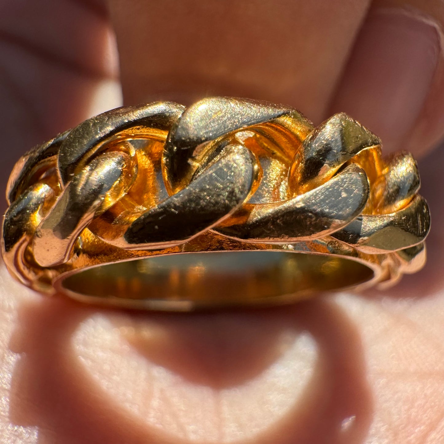MID-CENTURY SOLID 18K YELLOW GOLD CUBAN CURB LINK BANDED RING (7.5)