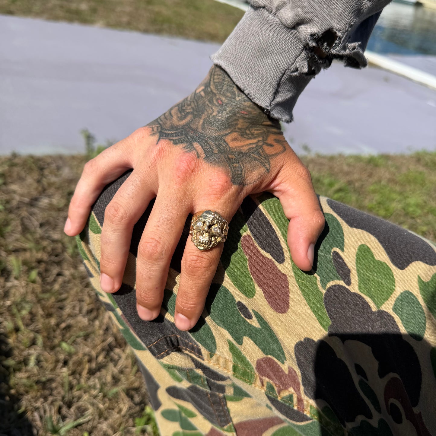 Vintage Solid 14k Yellow Gold Natural Diamond Encrusted Brutalist Ghoulish Skull Ring (11)