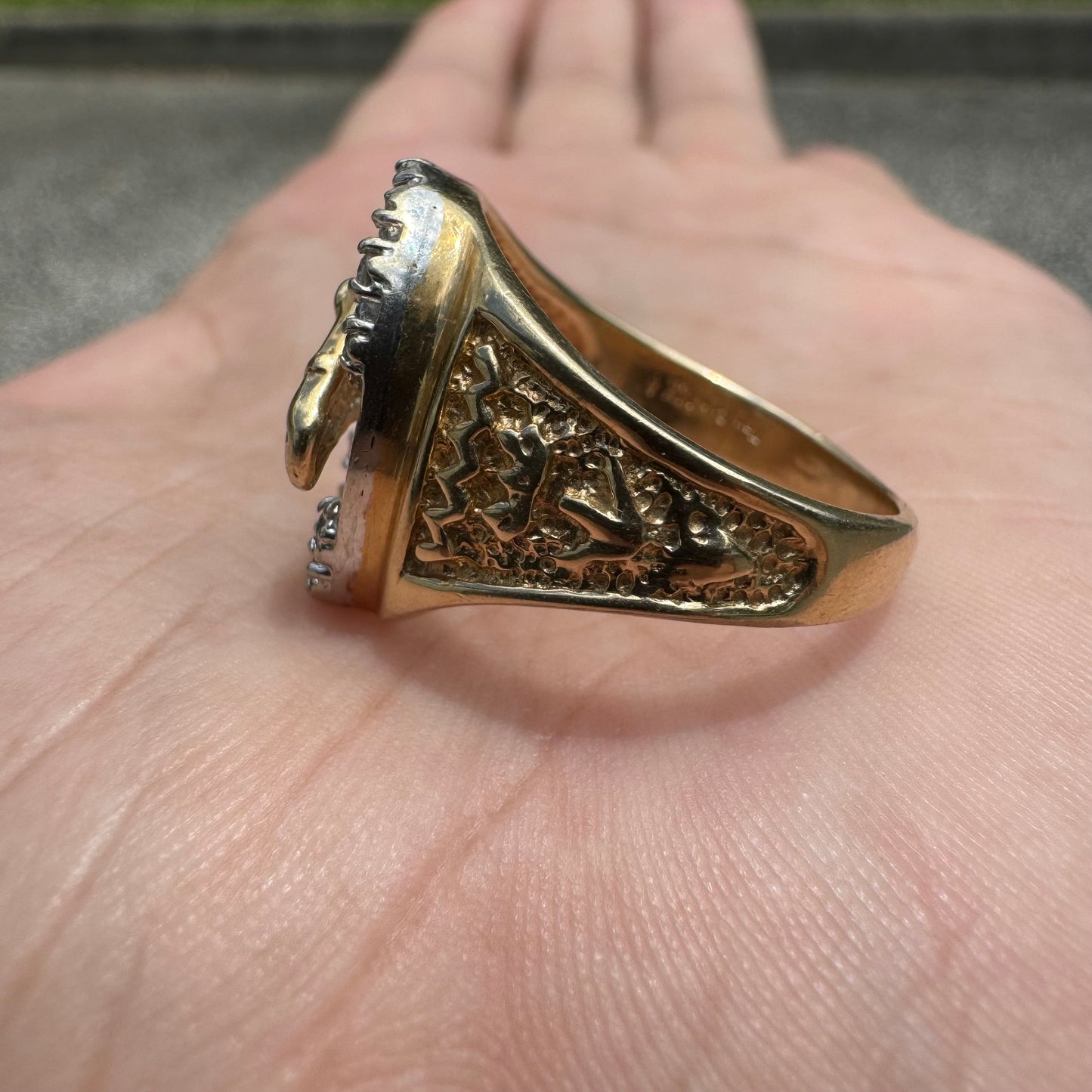 1970’s/80’s Solid 14k Gold Natural Diamond Encrusted Good Luck Horseshoe “Gamblers” Ring (9.25)