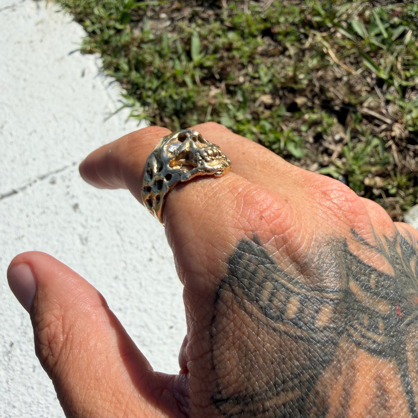 Vintage Solid 14k Yellow Gold Natural Diamond Encrusted Brutalist Ghoulish Skull Ring (11)
