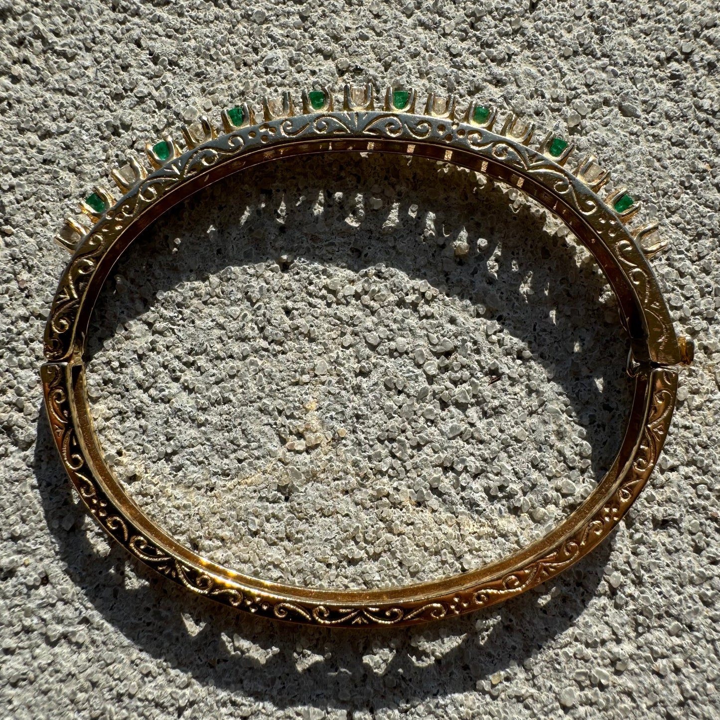 Vintage 14k Yellow Gold 1.3CTW Natural Diamond & Columbian Emerald Hinged Bangle Bracelet (6.5”)