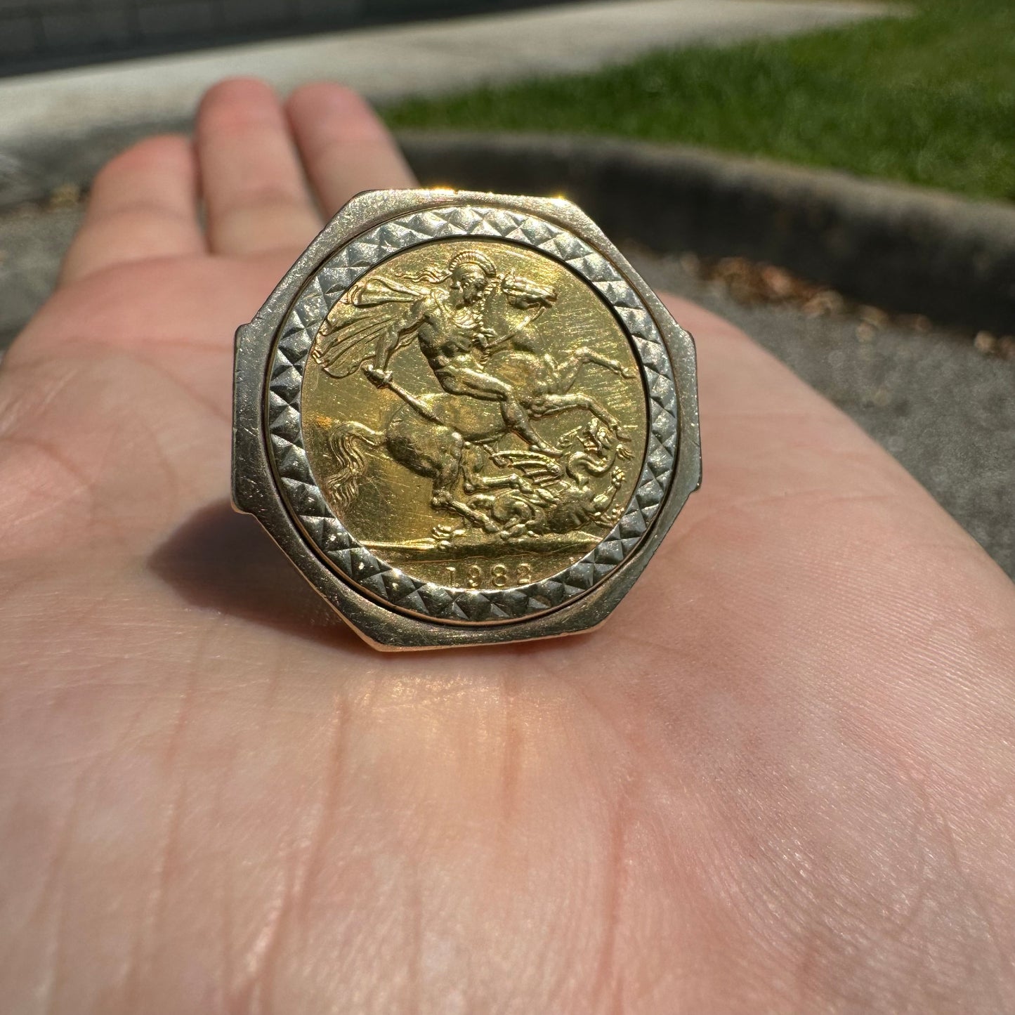 1982 22k Elizabeth 2/St. George British 1 Sovereign Coin Ring (10)