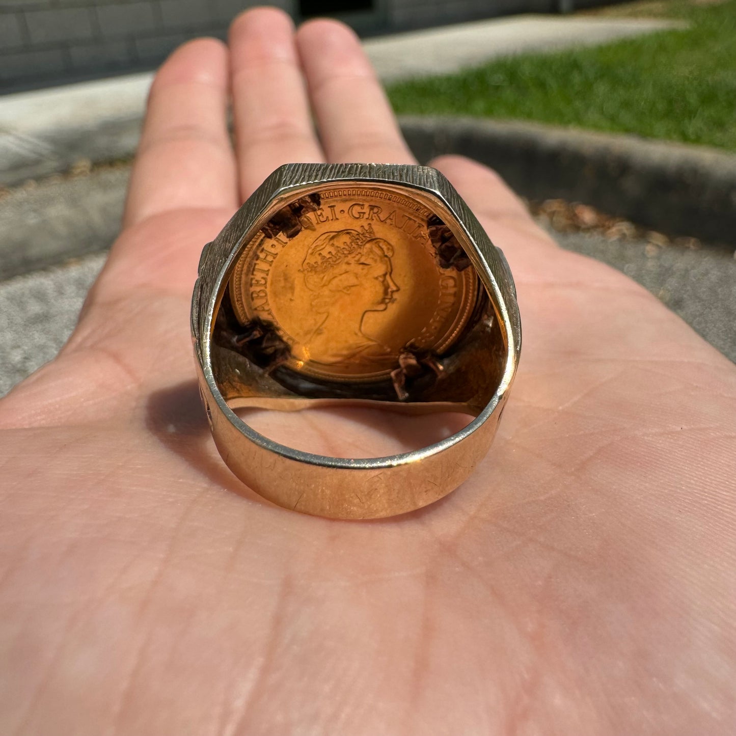 1982 22k Elizabeth 2/St. George British 1 Sovereign Coin Ring (10)