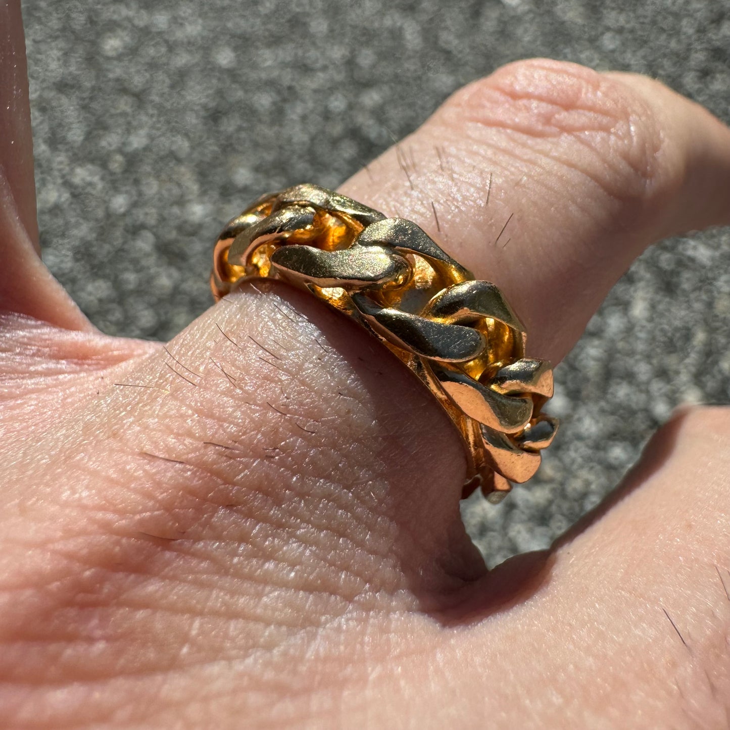 MID-CENTURY SOLID 18K YELLOW GOLD CUBAN CURB LINK BANDED RING (7.5)