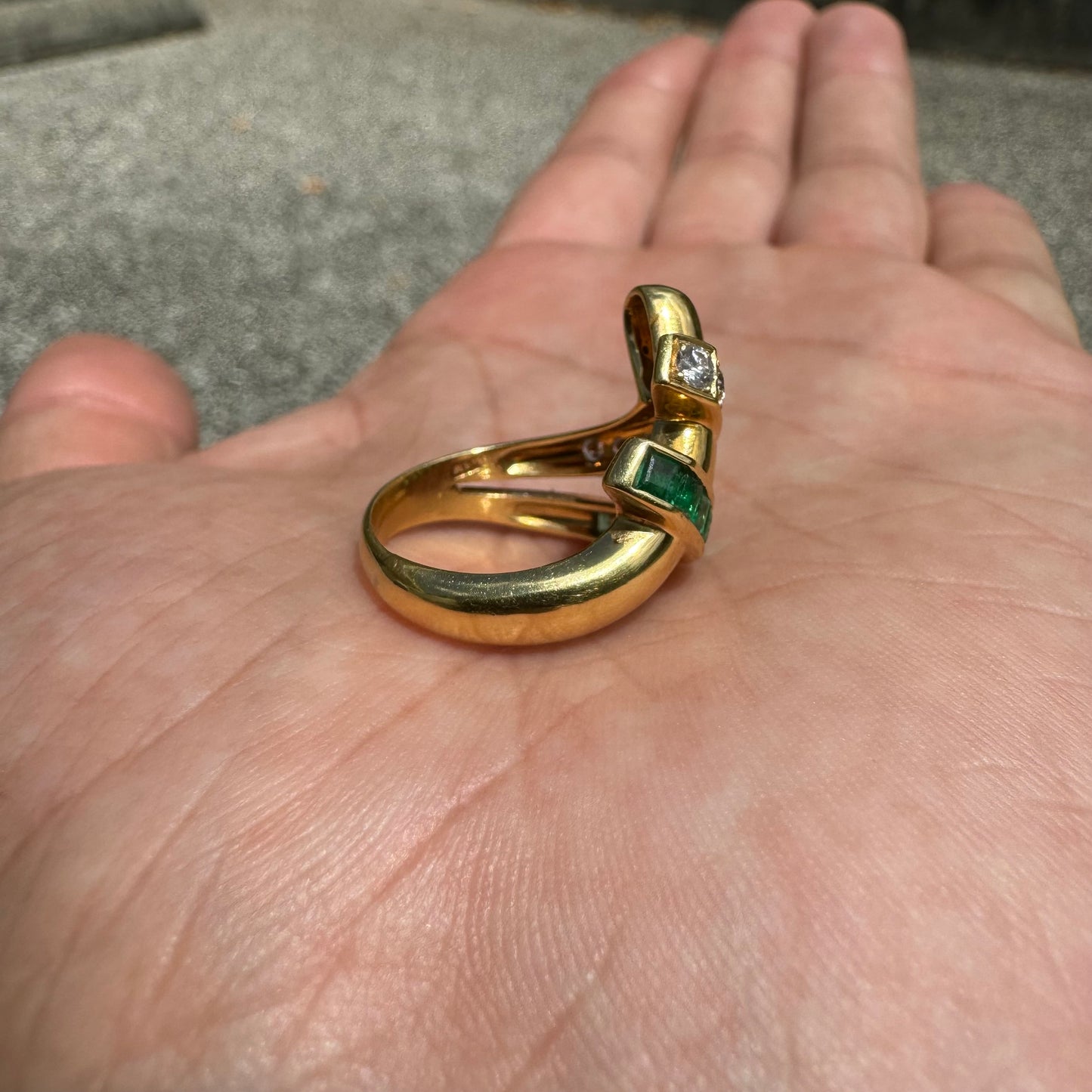 Vintage Custom Made 18K Yellow Gold .50CTW VVS-1 Natural Diamond And .70CTW Columbian Emerald Modernist Ring (5.5)