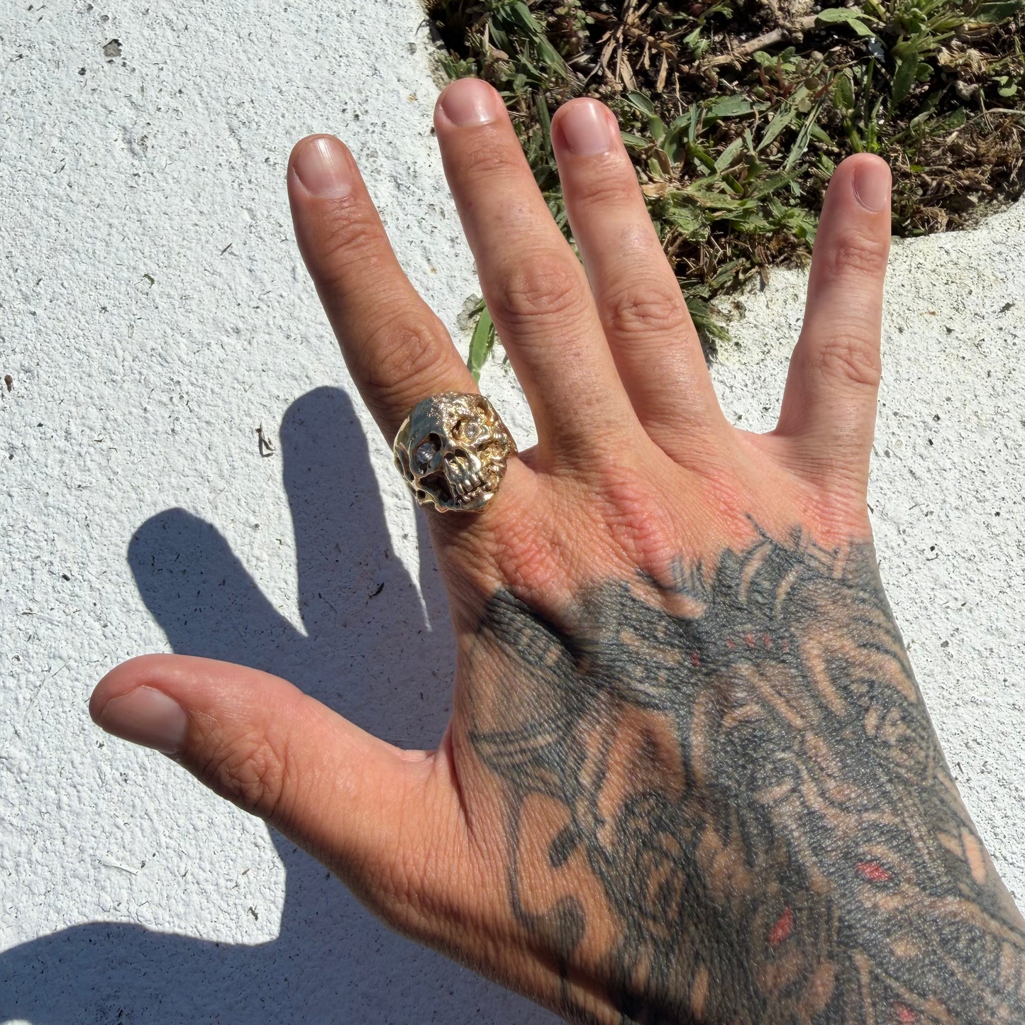 Vintage Solid 14k Yellow Gold Natural Diamond Encrusted Brutalist Ghoulish Skull Ring (11)