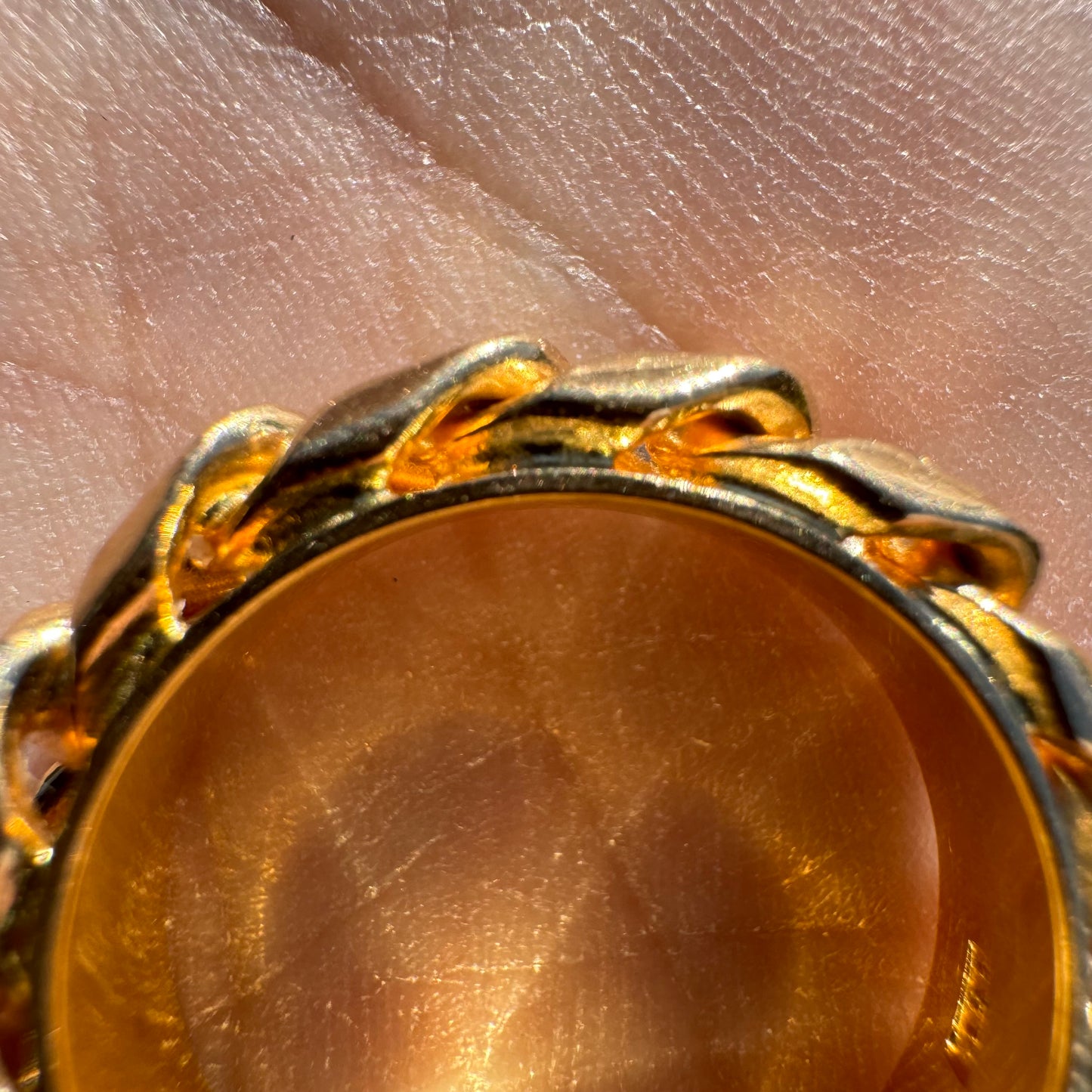 MID-CENTURY SOLID 18K YELLOW GOLD CUBAN CURB LINK BANDED RING (7.5)