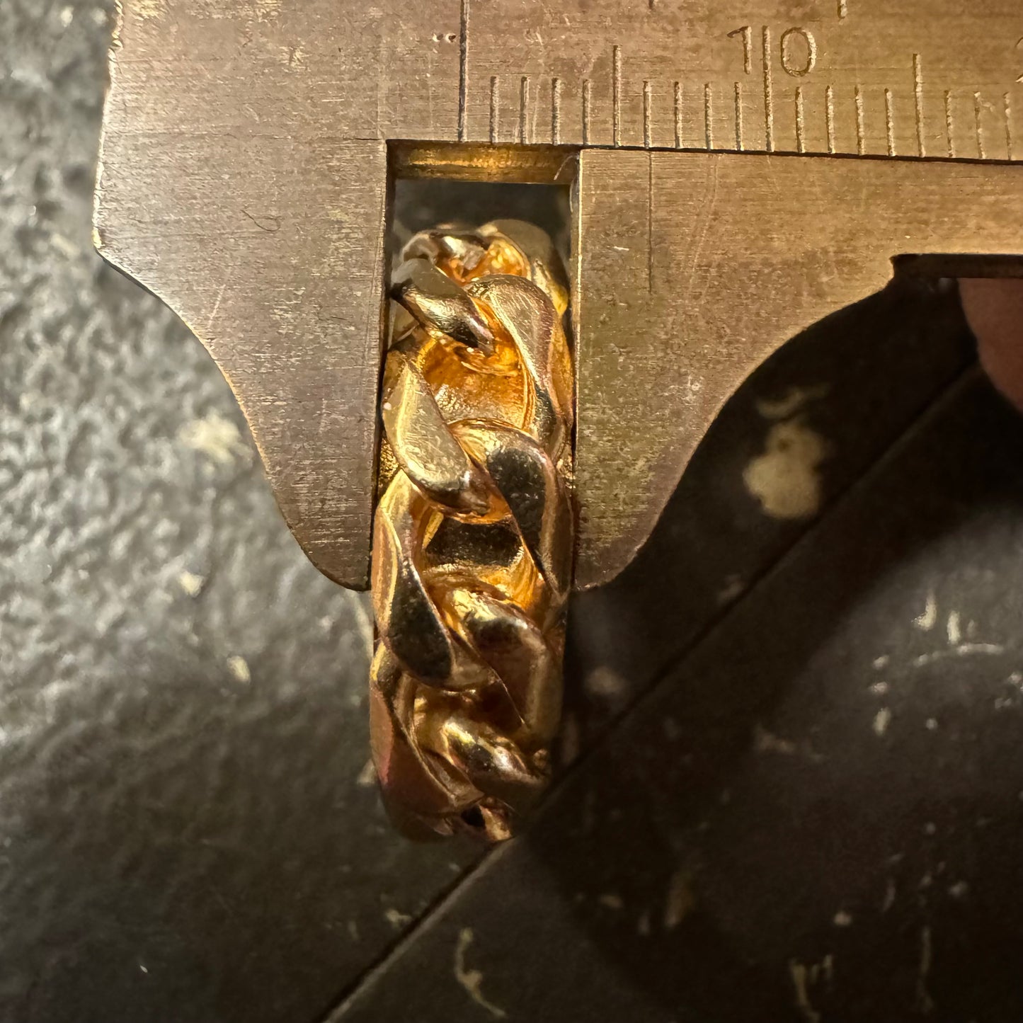 MID-CENTURY SOLID 18K YELLOW GOLD CUBAN CURB LINK BANDED RING (7.5)