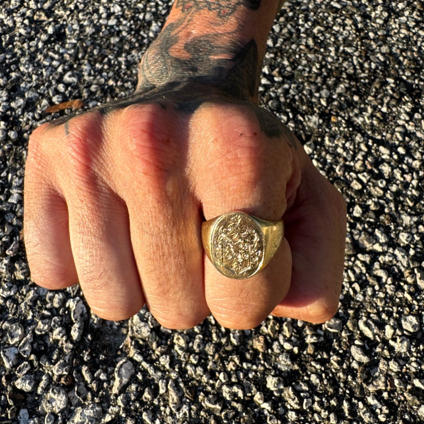 Old Solid 14k Yellow Gold Hand Chased Engraved Crest Signet Ring (10)