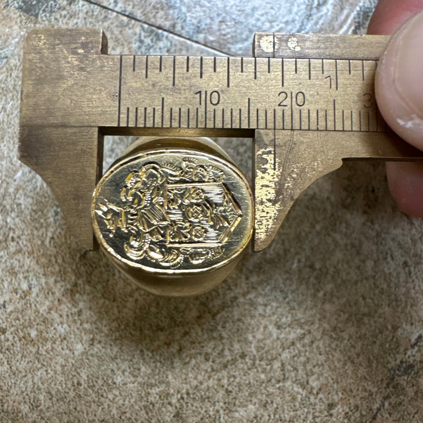 Old Solid 14k Yellow Gold Hand Chased Engraved Crest Signet Ring (10)