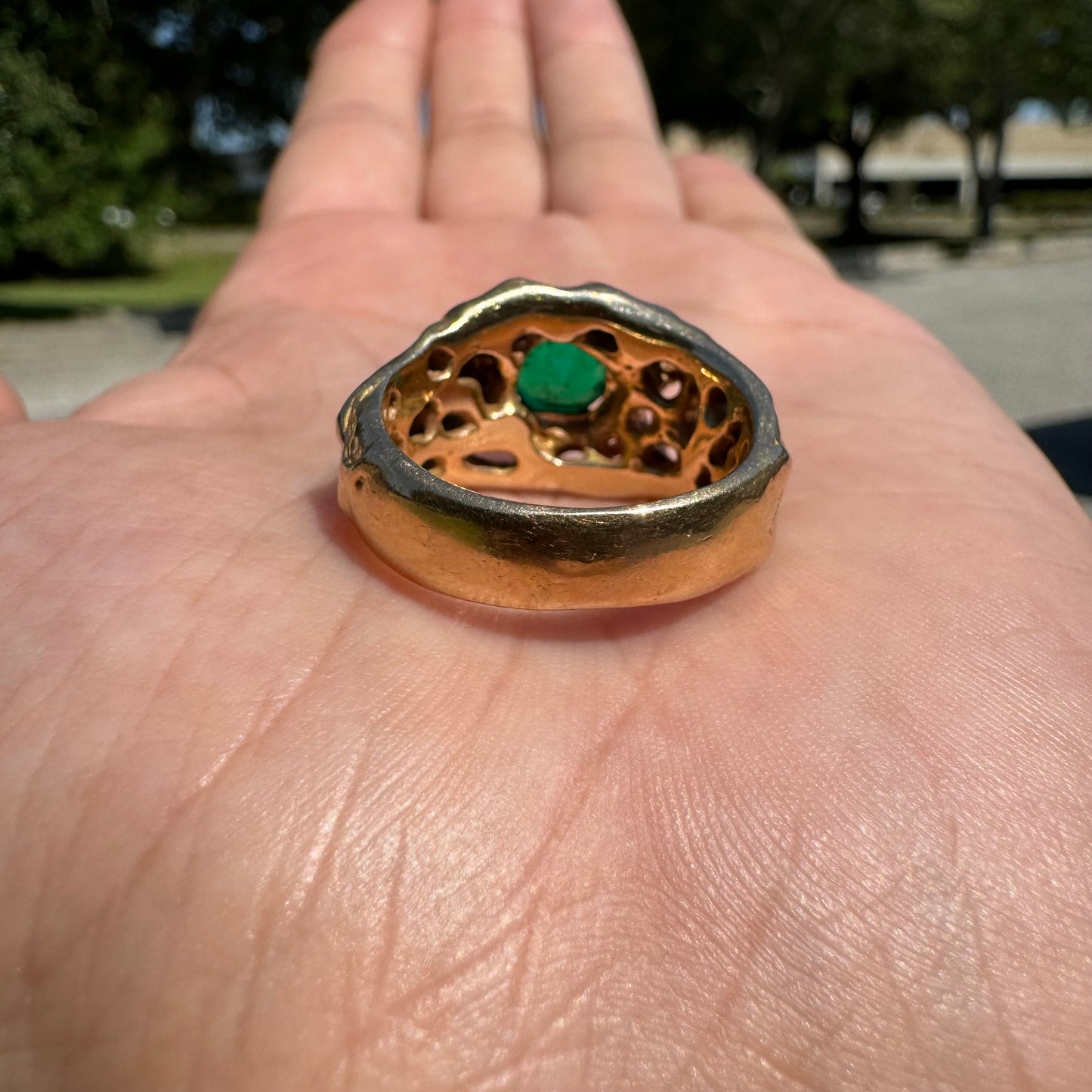 Vintage Solid 14k Yellow Gold Custom 1.0ct Emerald Heavyweight Honeycomb Brutalist Ring (10)