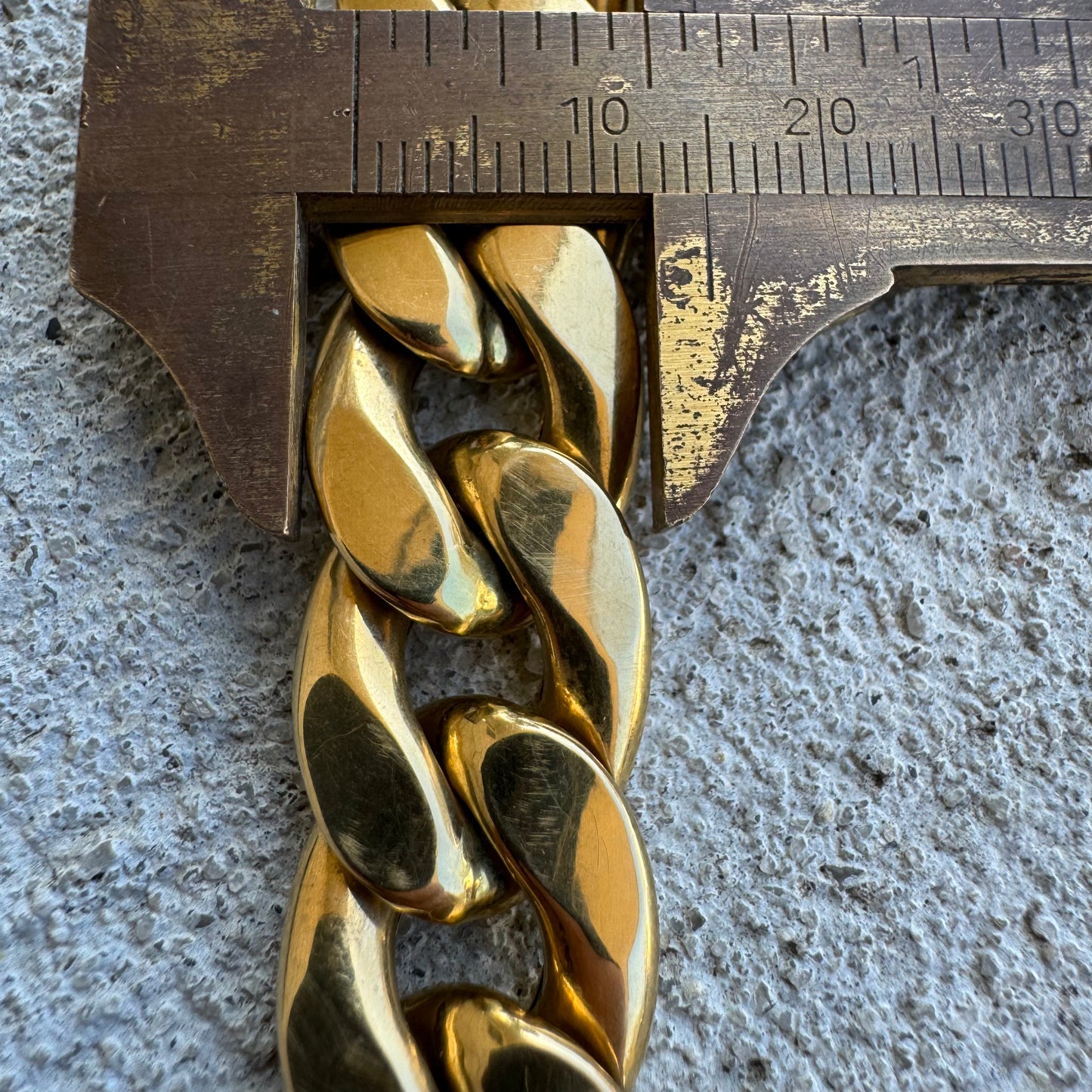 Vintage UnoAErre 18k Yellow Gold Chunky Cuban Link Bracelet (7.5”)