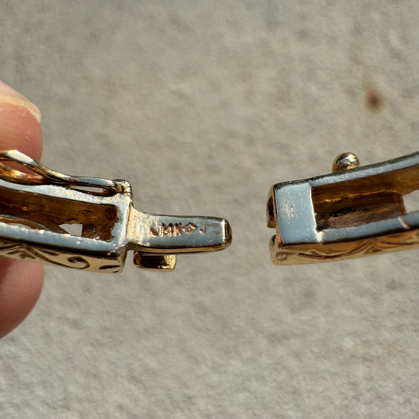Vintage 14k Yellow Gold 1.3CTW Natural Diamond & Columbian Emerald Hinged Bangle Bracelet (6.5”)