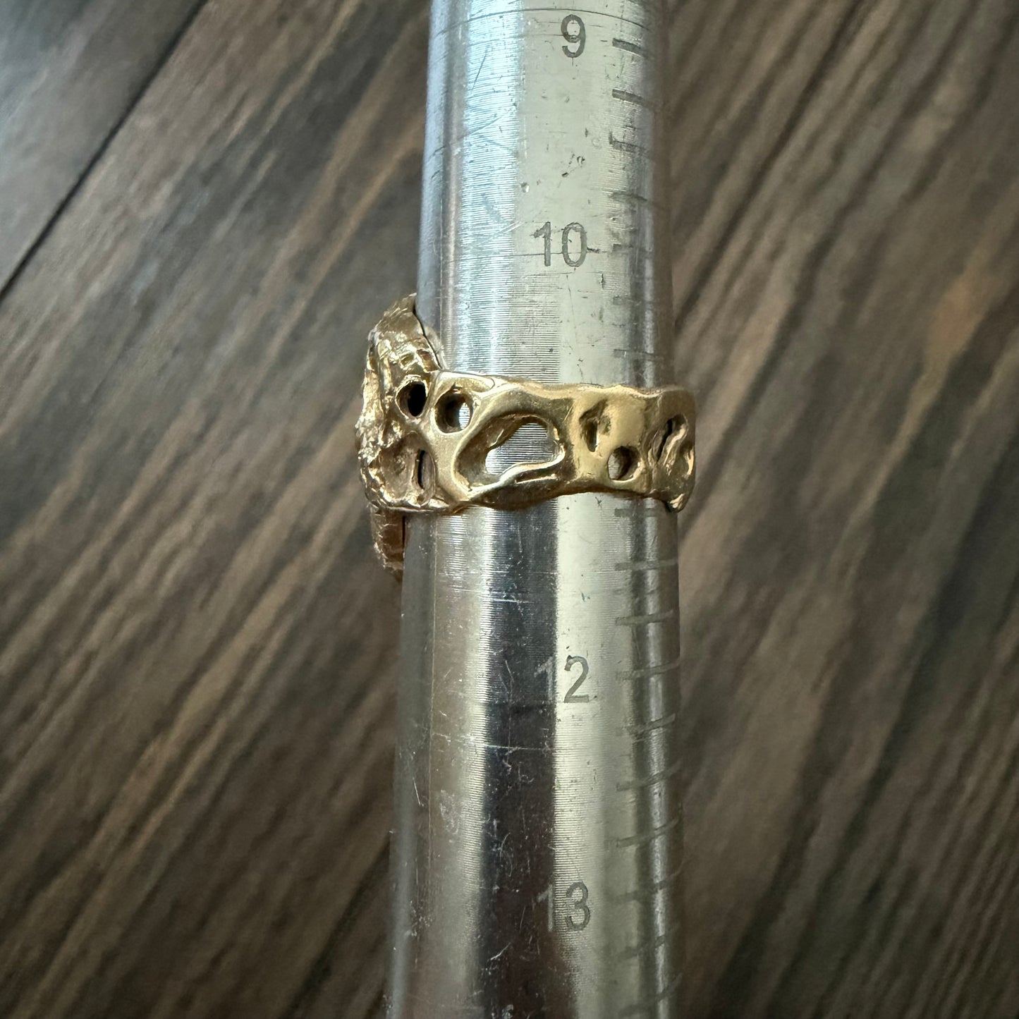 Vintage Solid 14k Yellow Gold Natural Diamond Encrusted Brutalist Ghoulish Skull Ring (11)