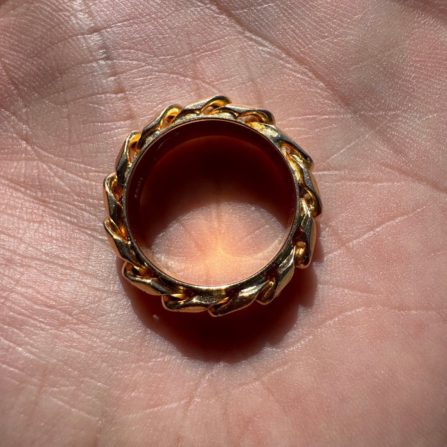 MID-CENTURY SOLID 18K YELLOW GOLD CUBAN CURB LINK BANDED RING (7.5)