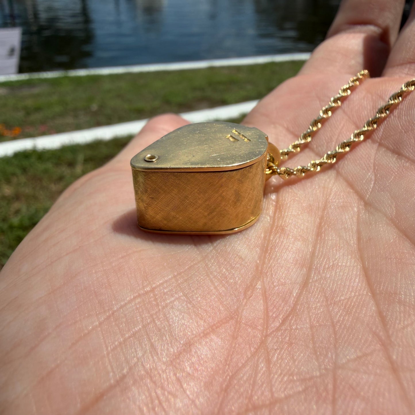 1977 Solid 18k Yellow Gold English Hallmarked Jewelers Loupe Pendant
