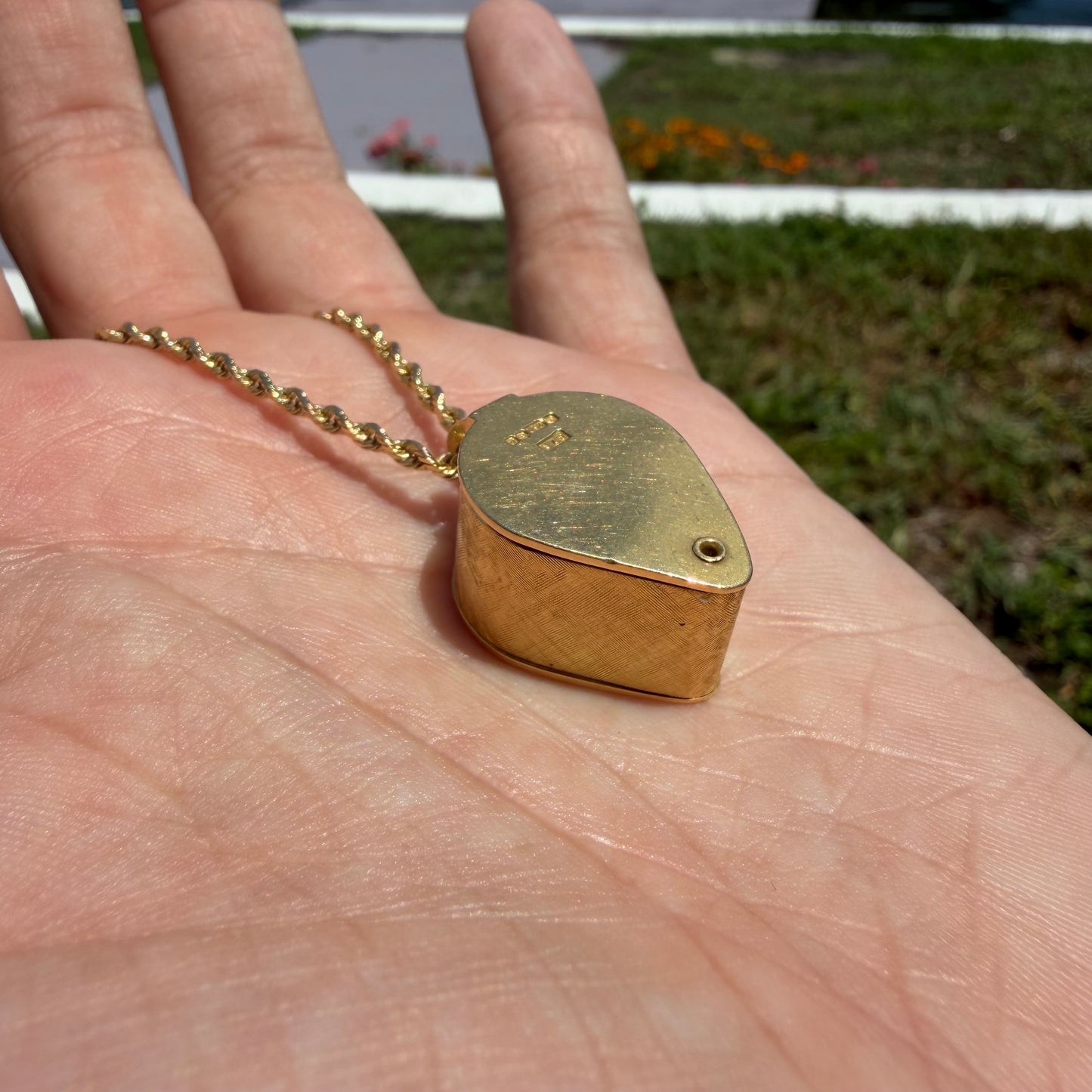 1977 Solid 18k Yellow Gold English Hallmarked Jewelers Loupe Pendant
