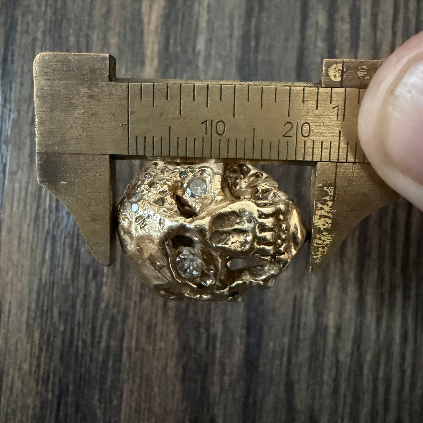 Vintage Solid 14k Yellow Gold Natural Diamond Encrusted Brutalist Ghoulish Skull Ring (11)